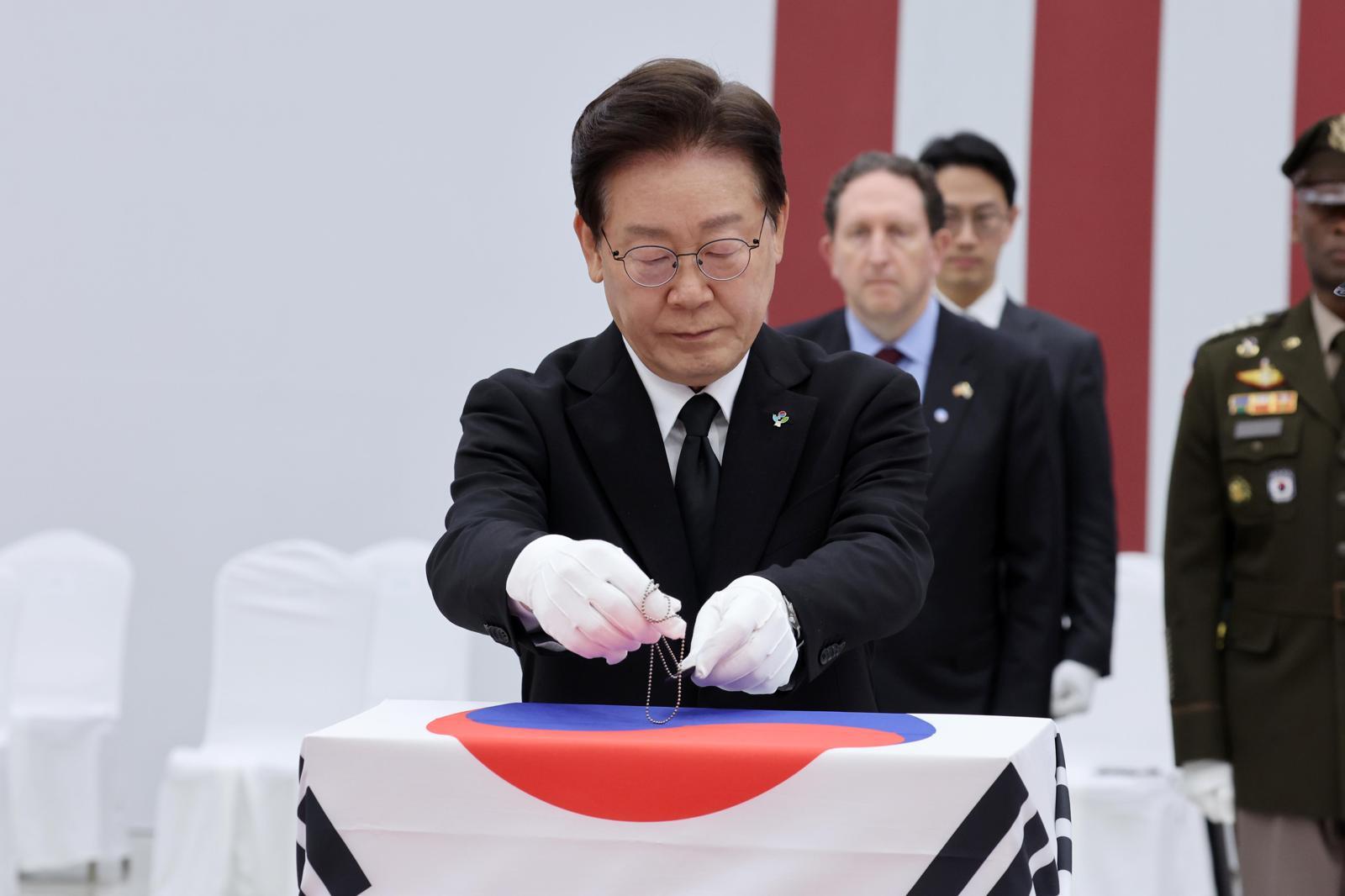 이재명 대통령이 5일 경기 성남시 서울공항에서 열린 한미 6·25전사자 유해 상호봉환식에서 전사자 유해에 무명 군번줄을 수여하고 있다. 2026.06.05. [성남=뉴시스]