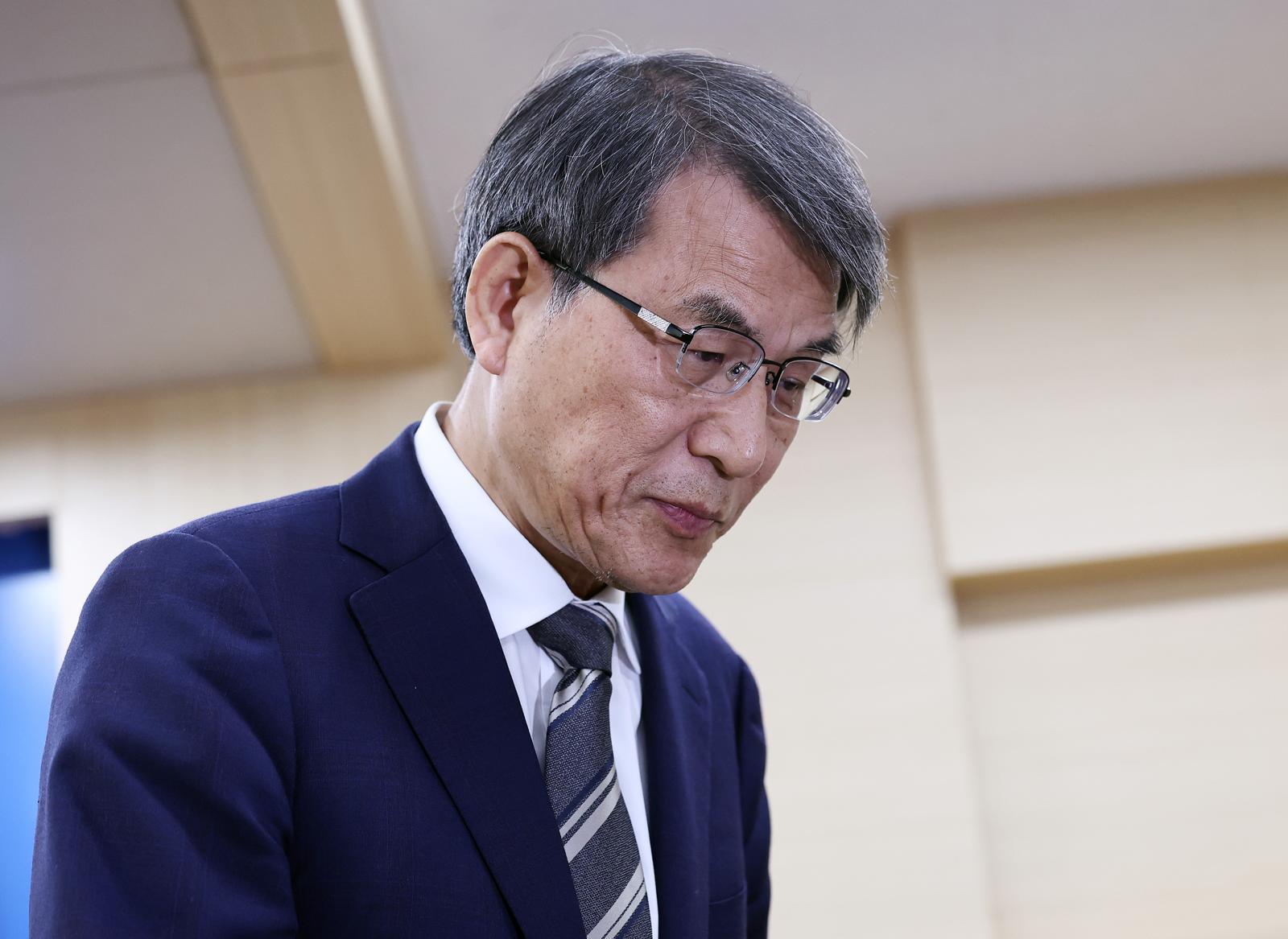 노태악 중앙선거관리위원장이 5일 오후 경기 과천 중앙선관위에서 ‘투표용지 부족 사태’ 관련 대국민 사과를 마치고 회견장을 나서고 있다. 2026.6.5/뉴스1