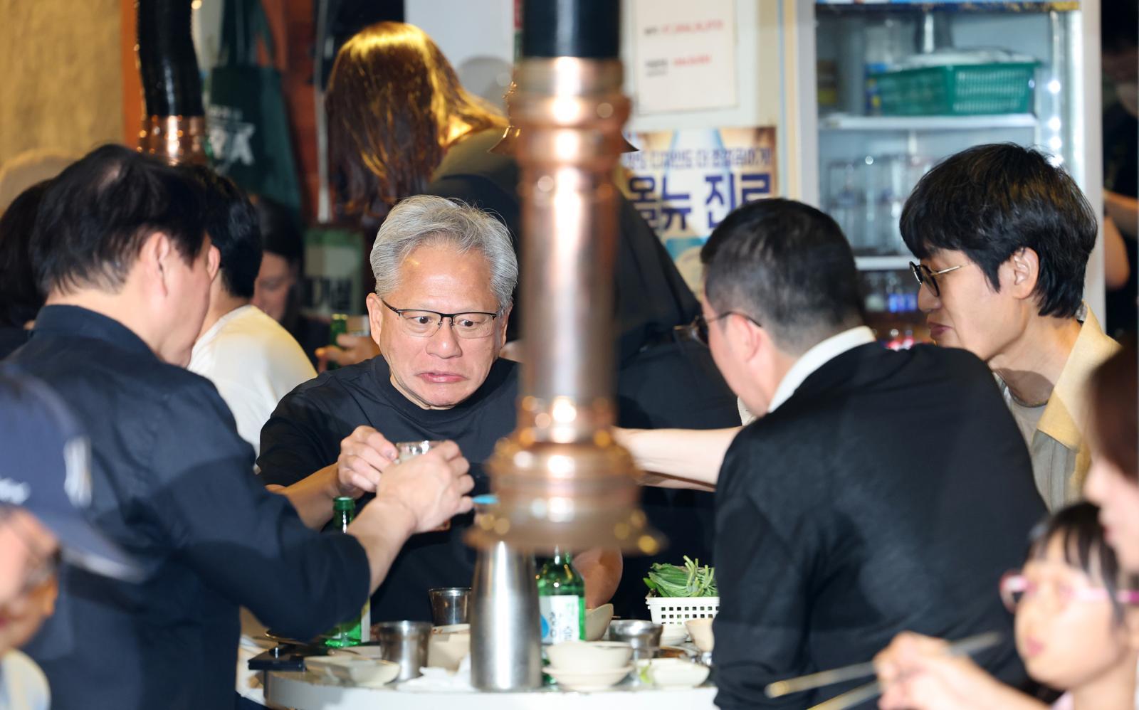 “사인 받으러 3시간 기다렸다”…젠슨 황 ’삼소 회동’에 홍대 인산인해