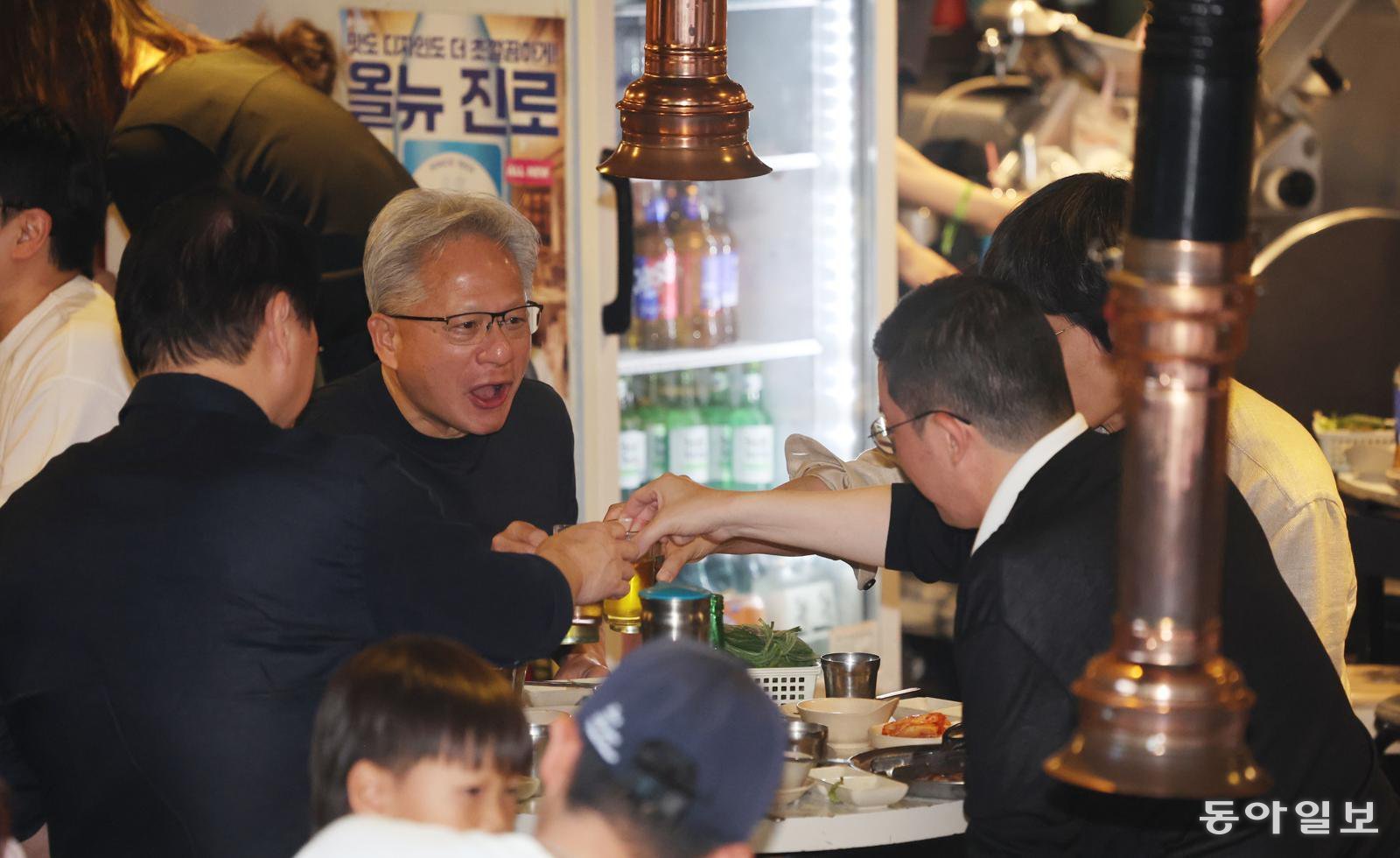 젠슨 황 엠비디아 CEO가 5일 서울 마포구 홍익대학교 인근의 한 음식점에서 최태원 SK그룹 회장(앞줄 왼쪽), 구광모 LG그룹 회장(앞줄 오른쪽), 이해진 네이버 의장(뒤줄 오른쪽)을 만나 ‘삼겹살 회동’을 하고 있다. 이한결 기자 always@donga.com