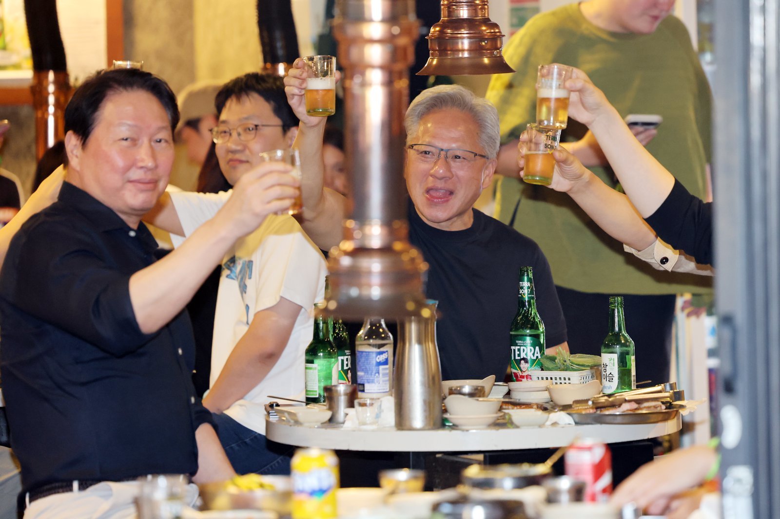 젠슨 황 엔비디아 최고경영자(CEO)가 5일 오후 서울 마포구 홍익대학교 인근의 삼겹살집에서 최태원 SK그룹 회장과 구광모 LG그룹 회장, 이해진 네이버 의장과 회동을 하고 있다. 2026.6.5 ⓒ 뉴스1