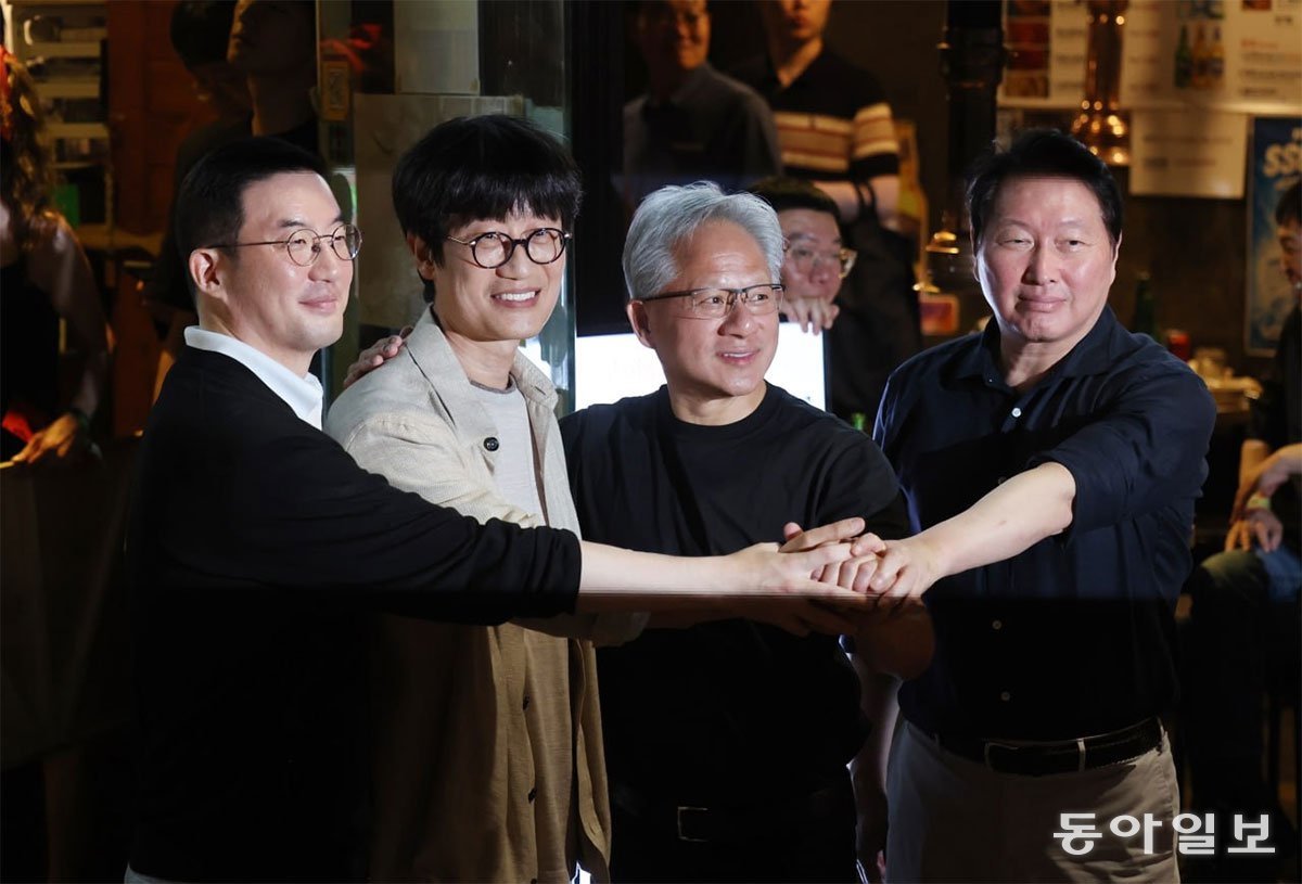 젠슨 황(왼쪽 세 번째) 엔비디아 최고경영자(CEO)가 5일 서울 마포구 홍대 인근의 한 고깃집에서 최태원(오른쪽) SK그룹 회장, 구광모(왼쪽) LG그룹회장, 이해진 네이버 의장과 삼겹살 회동을 마친 뒤 기념촬영 하고 있다. 이한결 기자 always@donga.com