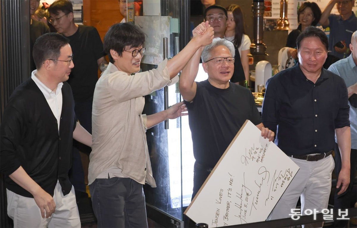 젠슨 황(왼쪽 세 번째) 엔비디아 최고경영자(CEO)가 5일 서울 마포구 홍대 인근의 한 고깃집에서 최태원(오른쪽) SK그룹 회장, 구광모(왼쪽) LG그룹회장, 이해진 네이버 의장과 삼겹살 회동을 마친 뒤 ‘형님’이라고 적은 사인 판넬을 들어보이고 있다. 이한결 기자 always@donga.com