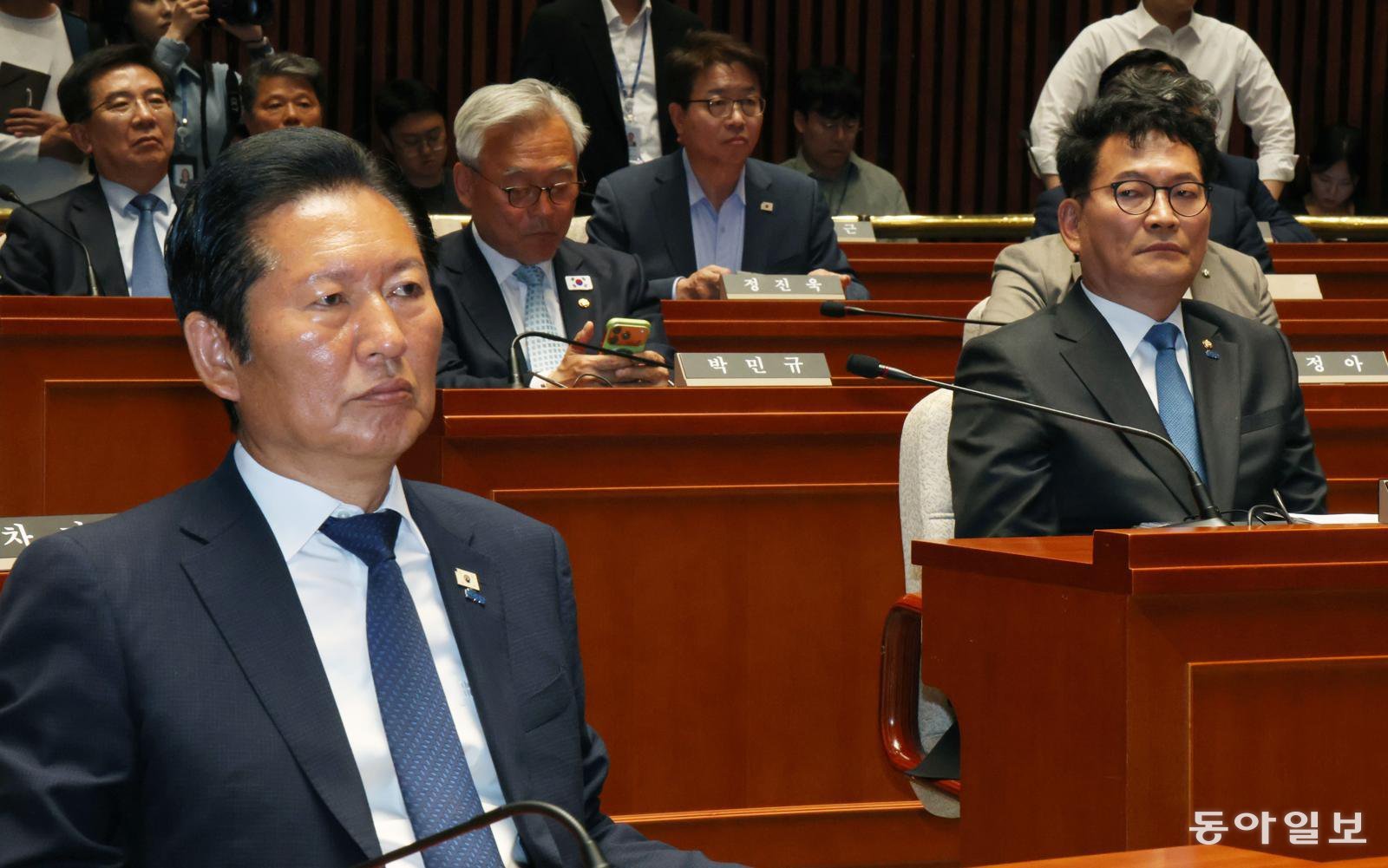 의총 참석한 정청래-송영길
더불어민주당 정청래 대표(왼쪽)가 5일 국회에서 22대 국회 후반기 의장단을 선출하는 본회의를 앞두고 열린 의원총회에 참석하고 있다. 인천 연수갑 국회의원 보궐선거에서 당선된 민주당 송영길 의원(오른쪽)이 정 대표를 바라보고 있다. 이훈구 기자 ufo@donga.com