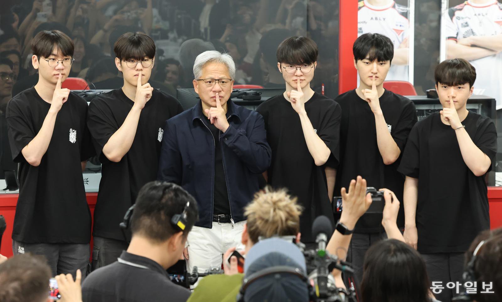페이커와 나란히 ‘쉿’
젠슨 황 엔비디아 최고경영자(왼쪽에서 세 번째)가 5일 e스포츠 구단 T1이 운영하는 PC방인 서울 마포구 ‘T1 베이스캠프’를 찾아 ‘페이커’ 이상혁 선수(왼쪽에서 네 번째) 등 T1의 리그 오브 레전드(LoL) 선수들을 만났다. 이들이 동시에 이 선수 특유의 ‘쉿’ 포즈를 취하고 있다. 양회성 기자 yohan@donga.com
