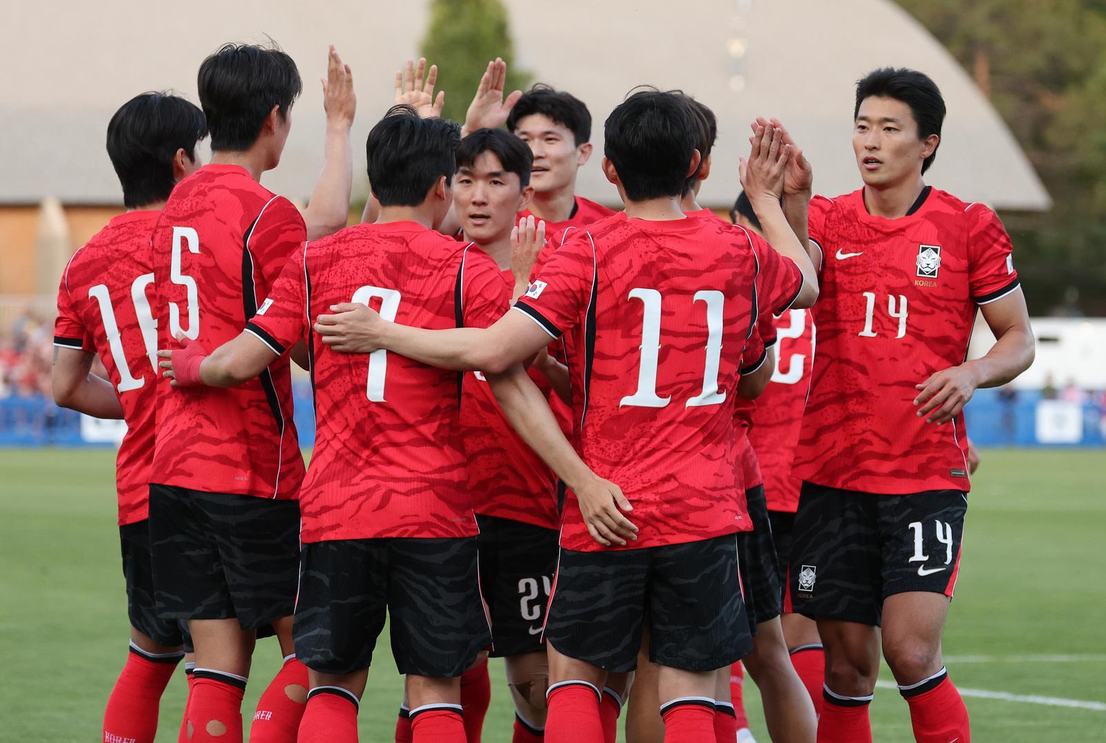 한국 선수들이 4일 미국 유타주 프로보에서 열린 엘살바도르와의 평가전(1-0·한국 승) 후반 12분에 이동경의 프리킥 골이 나온 뒤 함께 기뻐하는 모습. 프로보=뉴스1