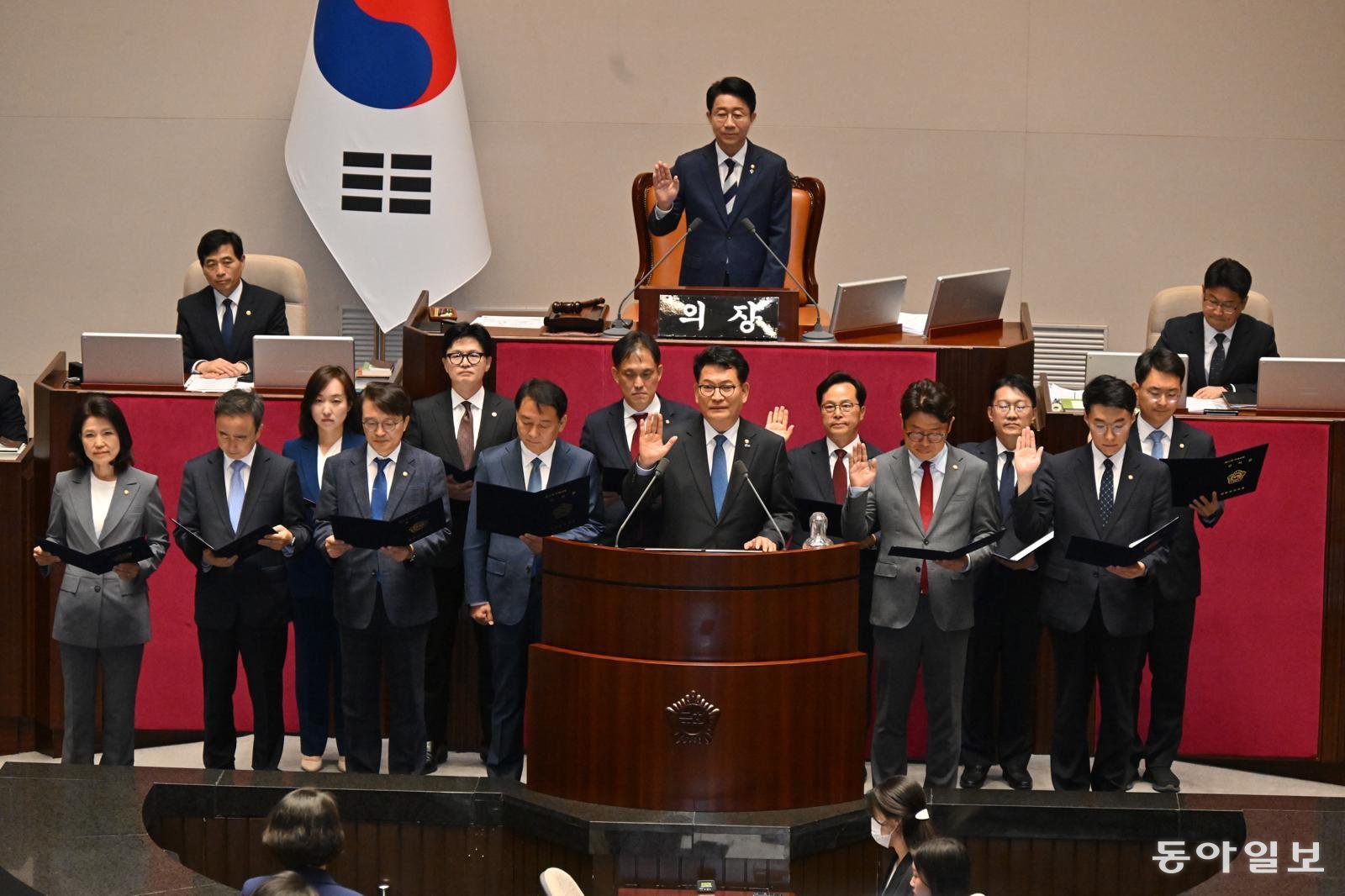 재보선 당선 의원들 선서
5일 국회에서 22대 국회 후반기 의장단을 선출하기 위해 열린 본회의에서 인천 연수갑 국회의원 보궐선거에서 당선된 더불어민주당 송영길 의원(연단 가운데) 등 재보궐선거 당선 의원들이 선서를 하고 있다. 이훈구 기자 ufo@donga.com