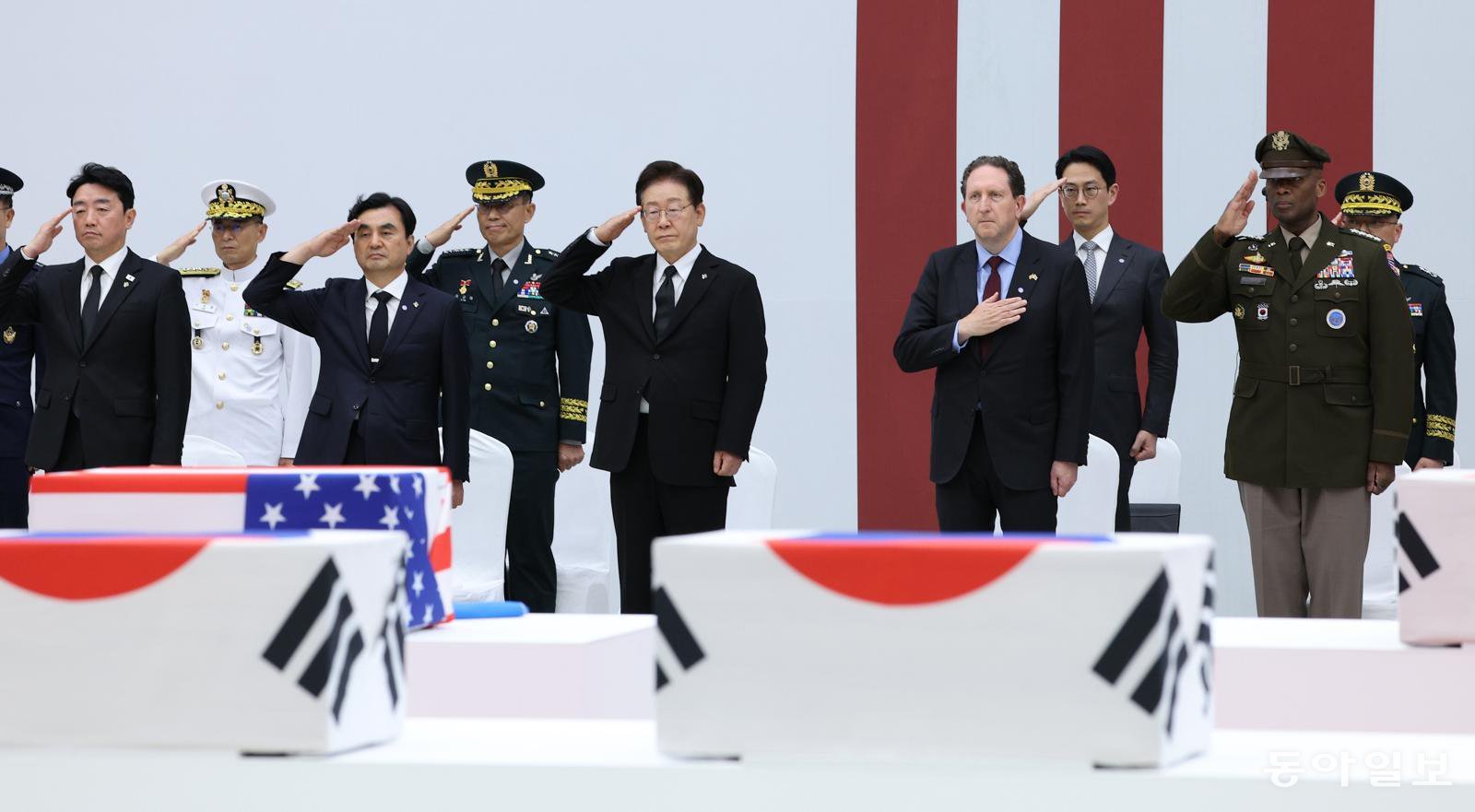 한미 6·25전사자 유해, 한국서 첫 상호봉환식
이재명 대통령이 5일 경기 성남시 서울공항에서 열린 한미 6·25전사자 유해 상호봉환식에서 미국 하와이에서 대한민국으로 봉환된 국군 전사자에 대해 경례하고 있다. 이 대통령은 이날 추모사에서 “오늘의 봉환은 참전용사들의 피와 헌신 위에 세워진 한미 동맹을 더 깊고 굳건하게 만드는 뜻깊은 이정표”라고 말했다. 상호봉환식은 한국에서 처음 개최됐다. 김재명 기자 base@donga.com