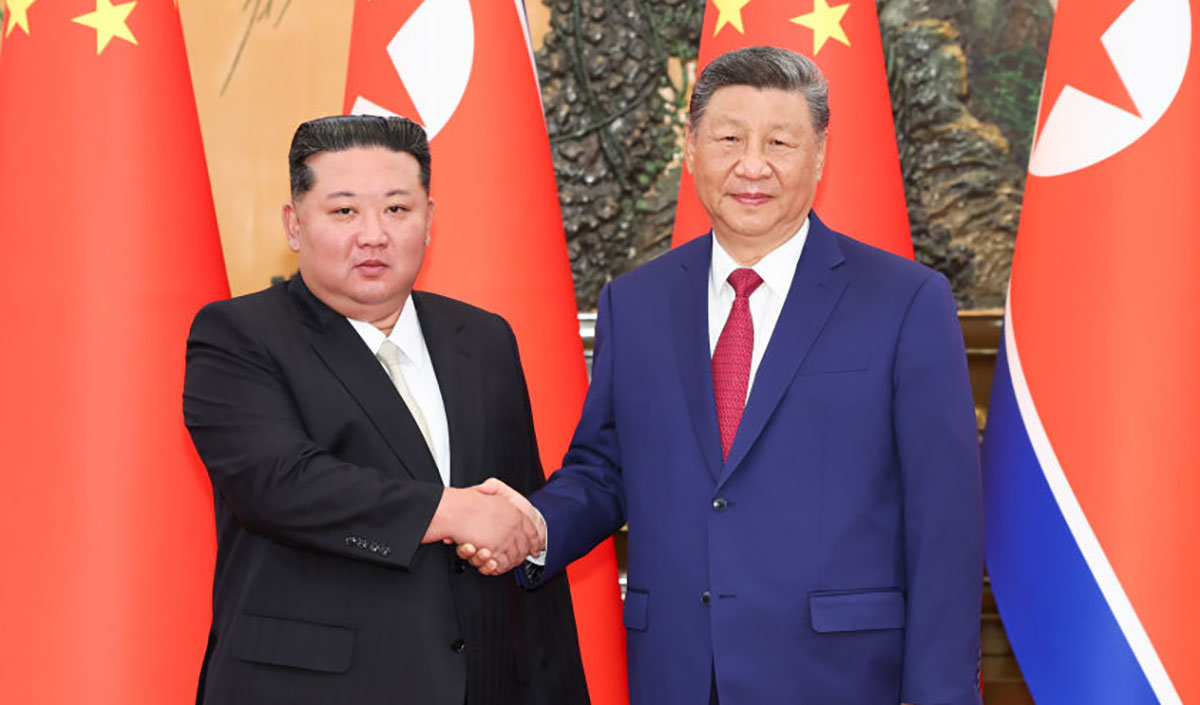 김정은 북한 국무위원장(왼쪽)과 시진핑 중국 국가주석이 지난해 9월 중국 베이징 인민대회당에서 정상회담을 앞두고 악수하고 있다. 북한과 중국은 5일 시 주석이 8일부터 1박 2일 일정으로 북한을 국빈 방문한다고 밝혔다. 시 주석의 방북은 2019년 이후 7년 만이다. 베이징=신화 뉴시스
