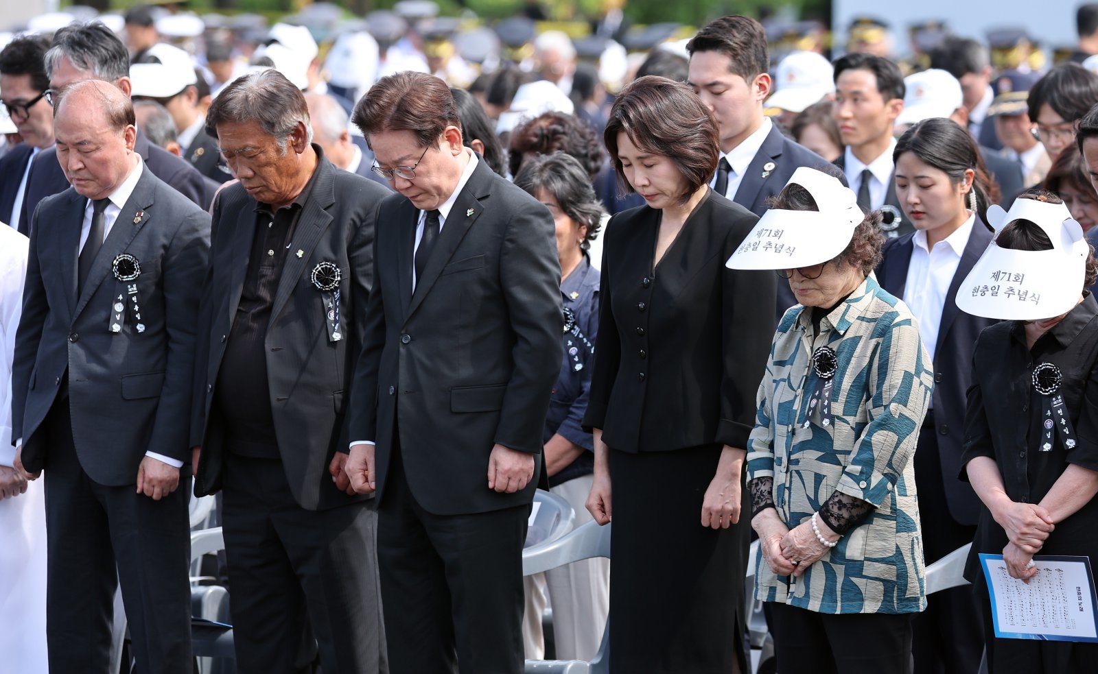 이재명 대통령과 김혜경 여사가 6일 서울 동작구 국립서울현충원에서 열린 제71회 현충일 추념식에서 묵념하고 있다. (청와대통신사진기자단) 2026.6.6/뉴스1