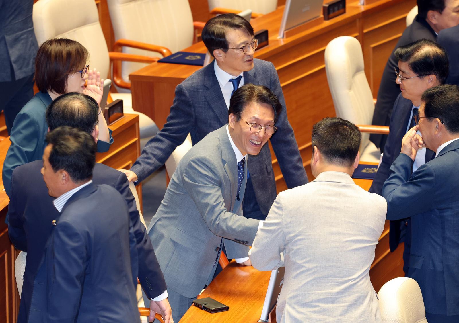 정청래 비판글에 ‘좋아요’ 눌리자…김 총리 “페북 비정상, 당분간 사용 중단“