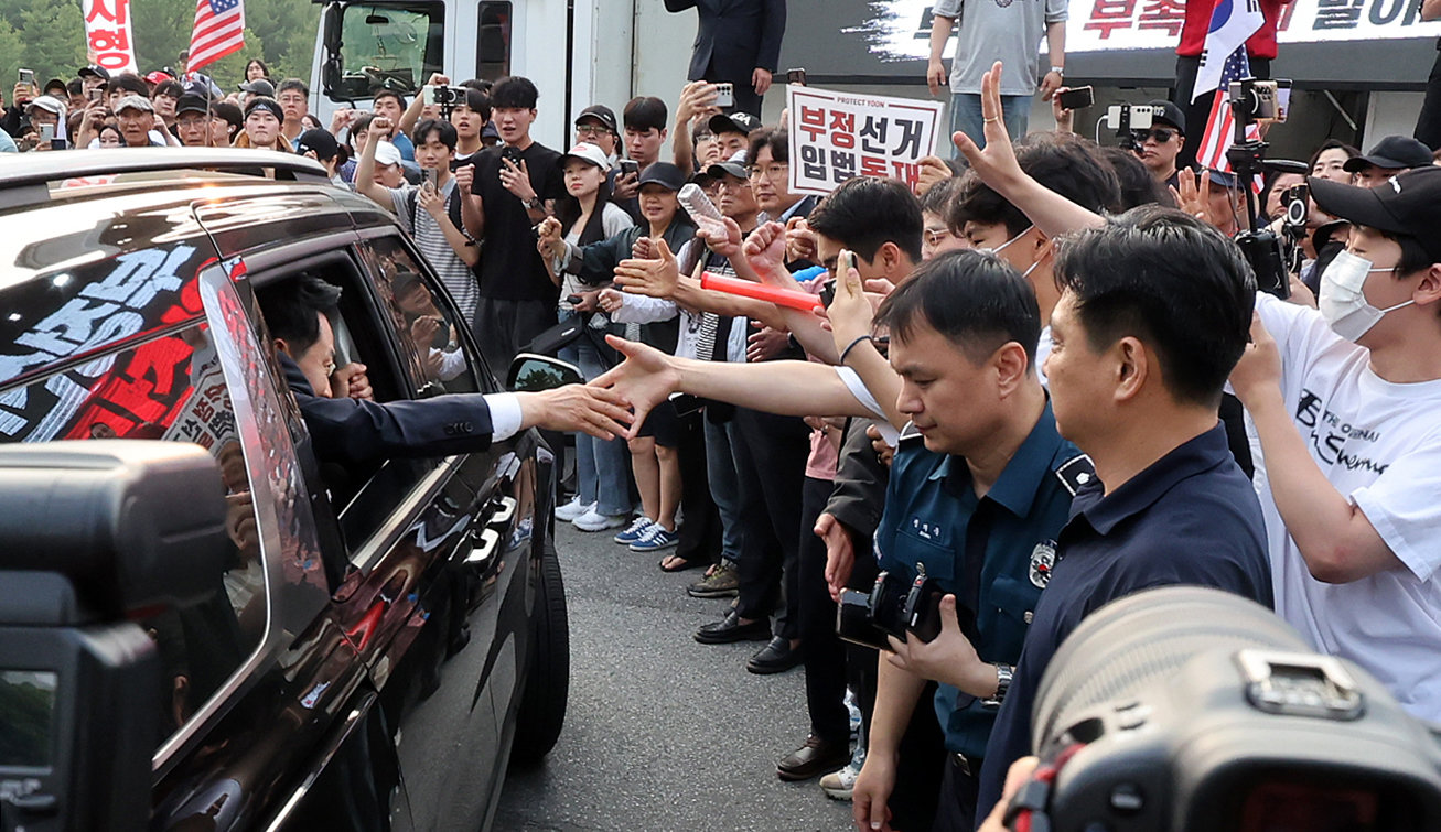장동혁 국민의힘 대표가 4일 오전 경기 과천 중앙선거관리위원회를 나서며 투표용지 부족 사태 관련 항의 집회 참가자들에게 인사하고 있다. (공동취재) 2026.06.04. photo@newsis.com