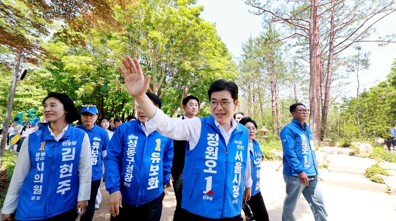 지난달 30일 정원오 당시 더불어민주당 서울시장 후보가 서울 성동구 서울숲을 찾아 시민들에게 손을 흔들고 있다. 뉴스1