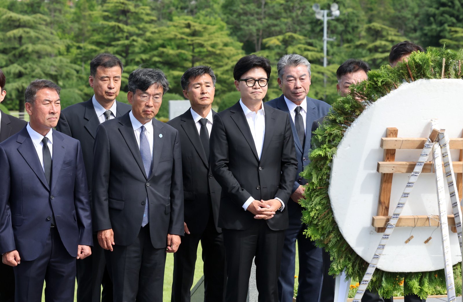 한동훈 무소속 의원이 현충일인 6일 부산 남구 유엔기념공원을 방문, 6·25전쟁 유엔군 전몰장병묘역을 참배하고 있다. 2026.06.06. [부산=뉴시스]