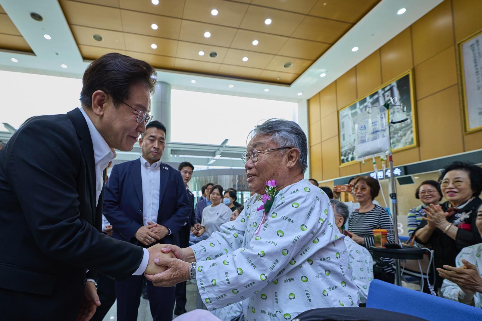 이재명 대통령이 6일 서울 강동구 중앙보훈병원에서 입원 치료 중인 국가유공자들을 위문하고 있다. (청와대 제공) 뉴스1