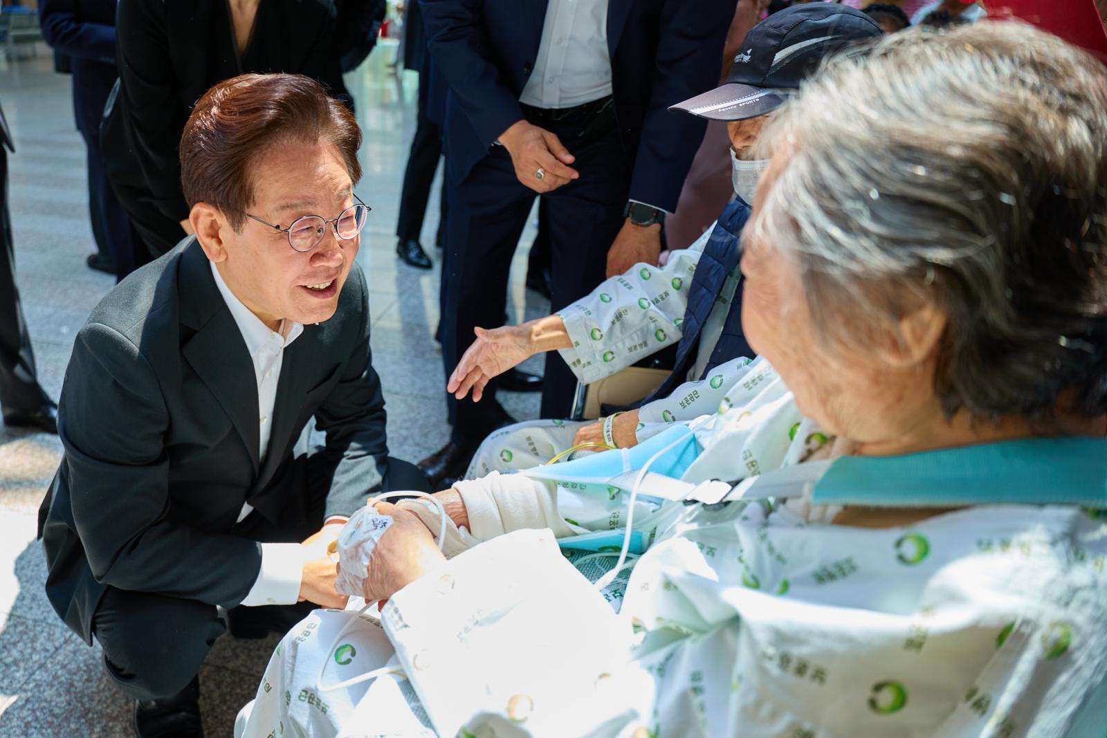 이재명 대통령이 6일 서울 강동구 중앙보훈병원에서 입원 치료 중인 국가유공자들을 위문하고 있다. (청와대 제공) 뉴스1
