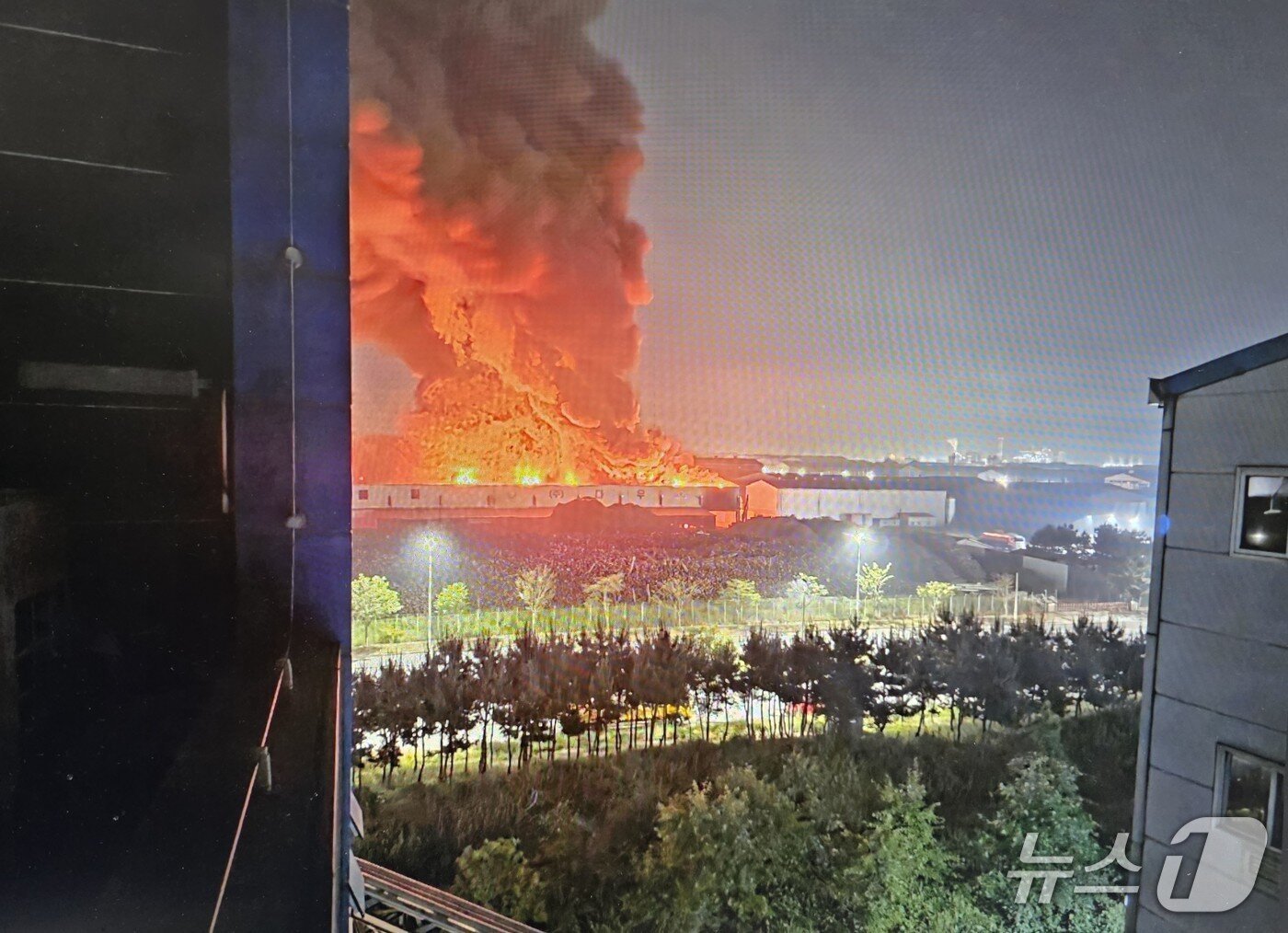 지난 4일 화재가 발생한 군산시 오식도동 폐목재 가공공장. 전북소방본부 제공