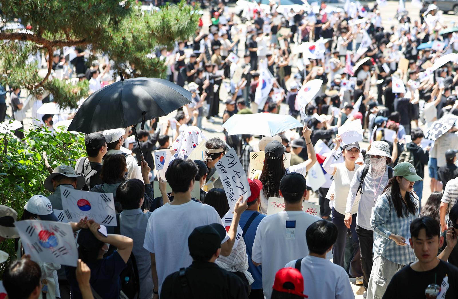 제9회 전국동시지방선거 투표용지 부족 사태에 항의하며 개표소 봉쇄 시위를 이어가는 시민들이 6일 서울 송파구 올림픽공원 핸드볼경기장에 설치된 개표소 앞에서 재선거를 요구하고 있다. 2026.06.06. [서울=뉴시스]