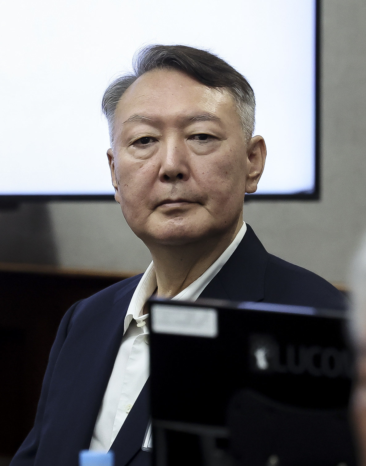 윤석열 전 대통령이 26일 서울 서초구 서울중앙지법에서 열린 특수공무집행방해, 직권남용 권리행사방해 등 혐의 사건 첫 공판에 출석해 있다. 2025.09.26.[서울=뉴시스]