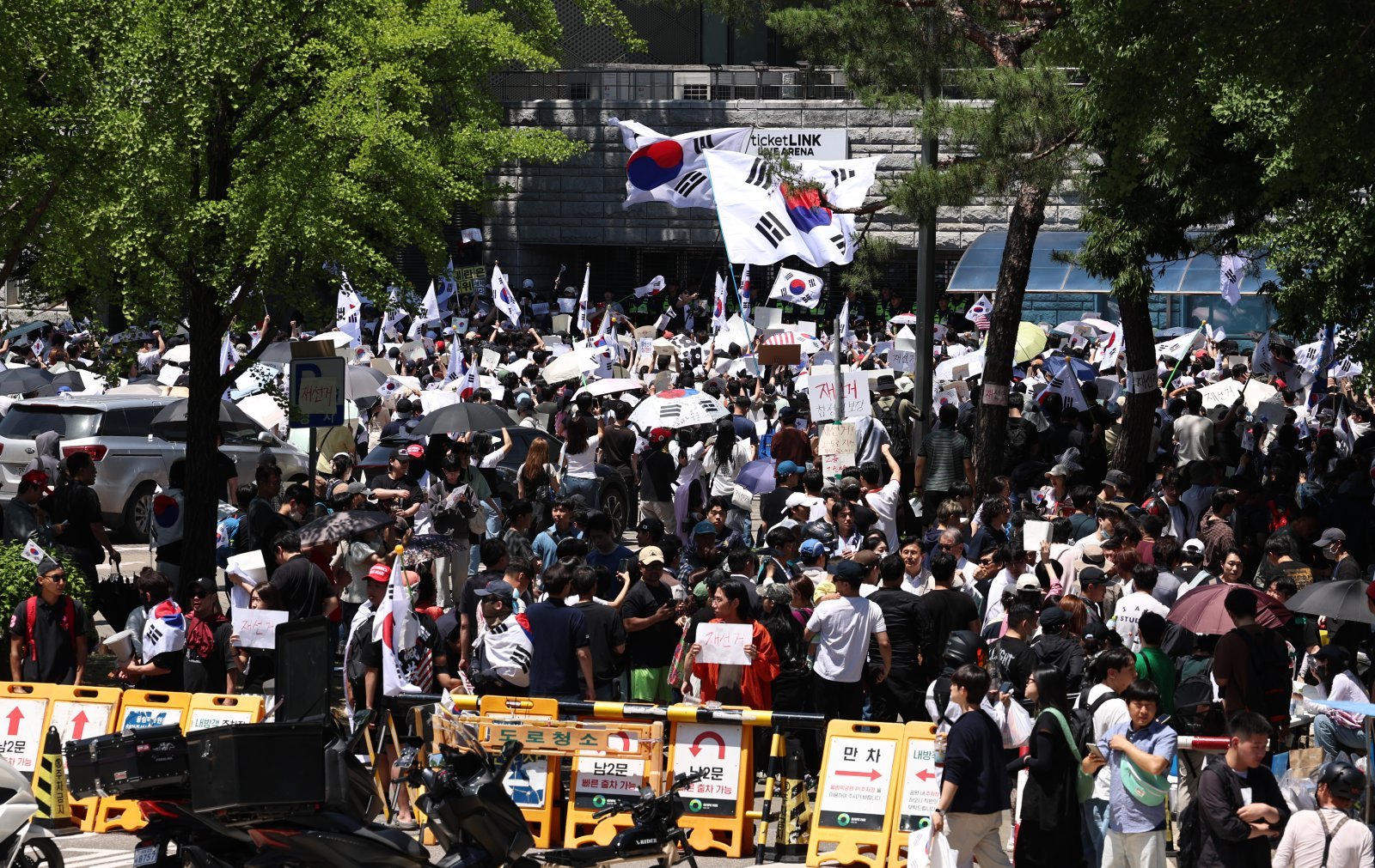 6·3 지방선거 투표용지 부족 사태에 반발한 시민들이 6일 오전 서울 송파구 올림픽공원 핸드볼경기장 개표소 앞에 모여 재선거를 요구하는 구호를 외치고 있다. 2026.6.6 ⓒ 뉴스1