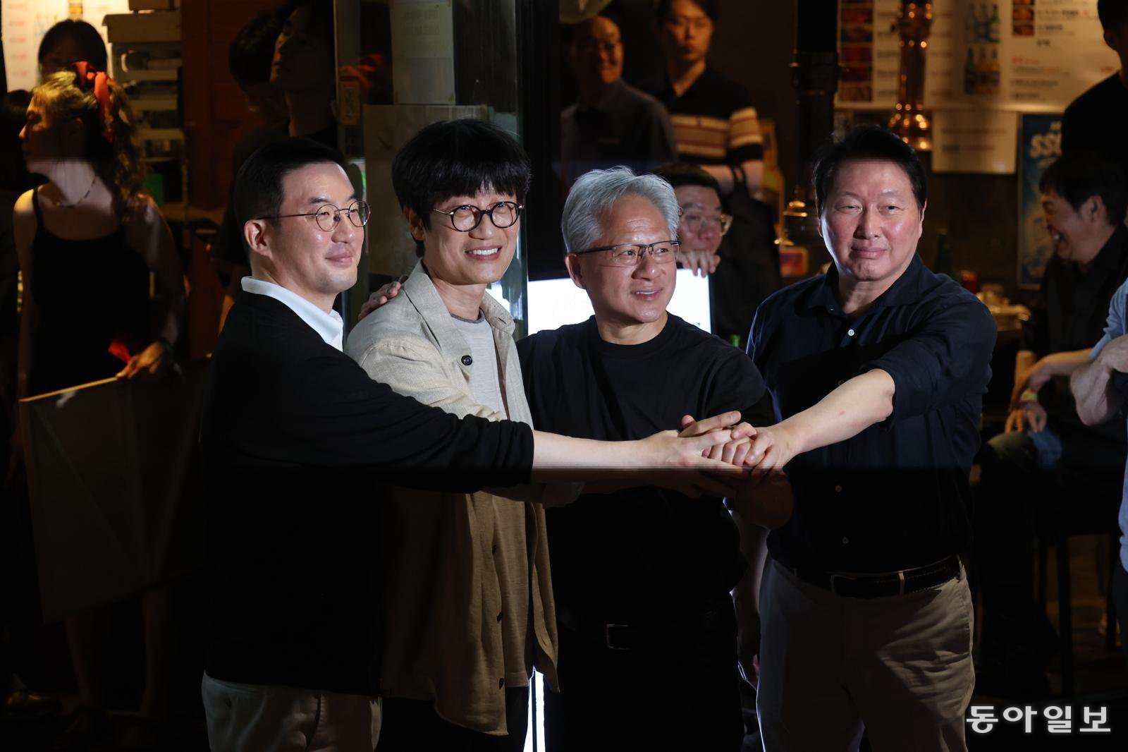젠슨 황 엔비디아 최고경영자(CEO)가 5일 서울 마포구 홍익대학교 인근 고깃집에서 최태원 SK회장, 구광모 LG회장, 이해진 네이버 의장과 삼겹살에 소맥(소주·맥주) 회동을 마친뒤 기념촬영을 하고 있다. 왼쪽부터 구 회장, 이 의장, 젠슨 황 CEO, 최 회장. 이한결 기자 always@donga.com