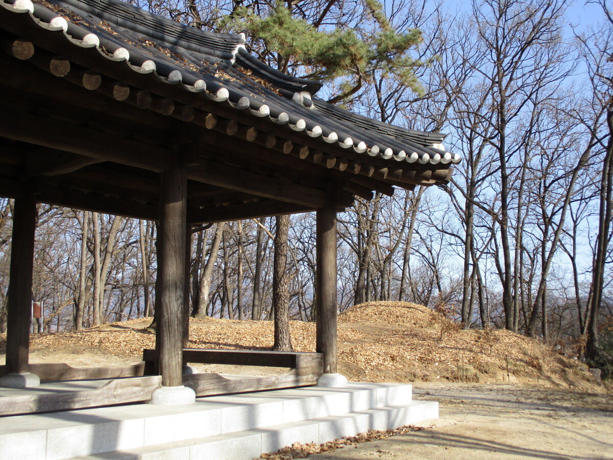 강원 춘천시 우두산 소슬묘(오른쪽)와 조선시대에 지은 누각 조양루. 안영배 제공