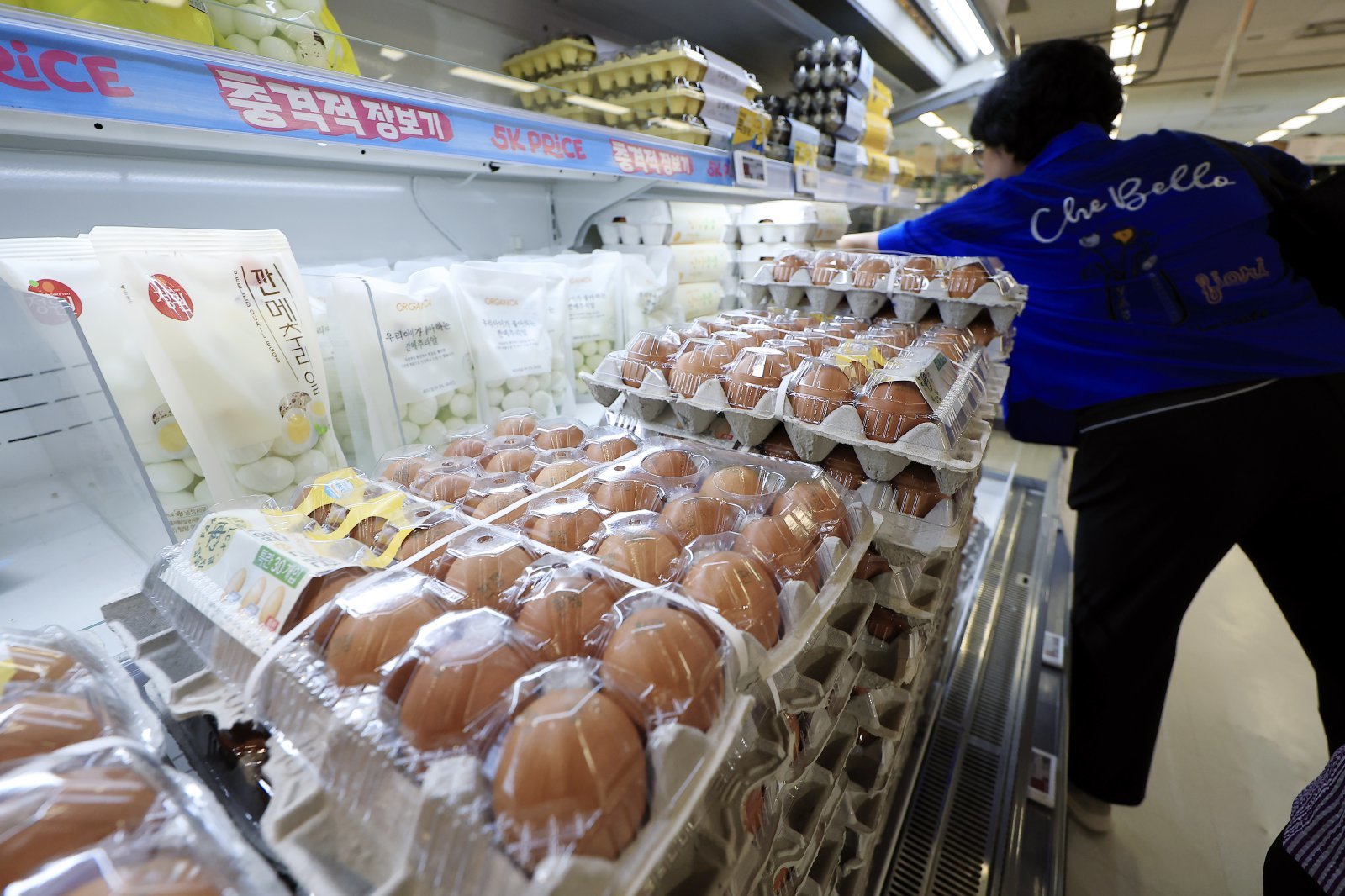 Egg prices near 8,000 won per carton amid AI-driven shortages