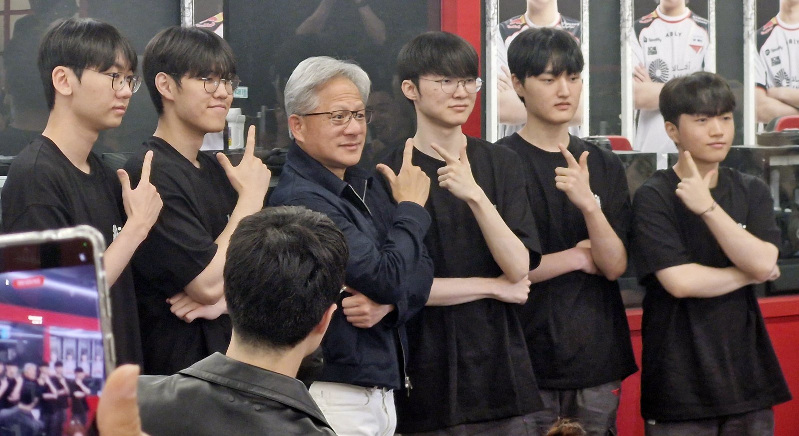 Nvidia CEO Jensen Huang Meets Korean Game Leaders at PC Bangs