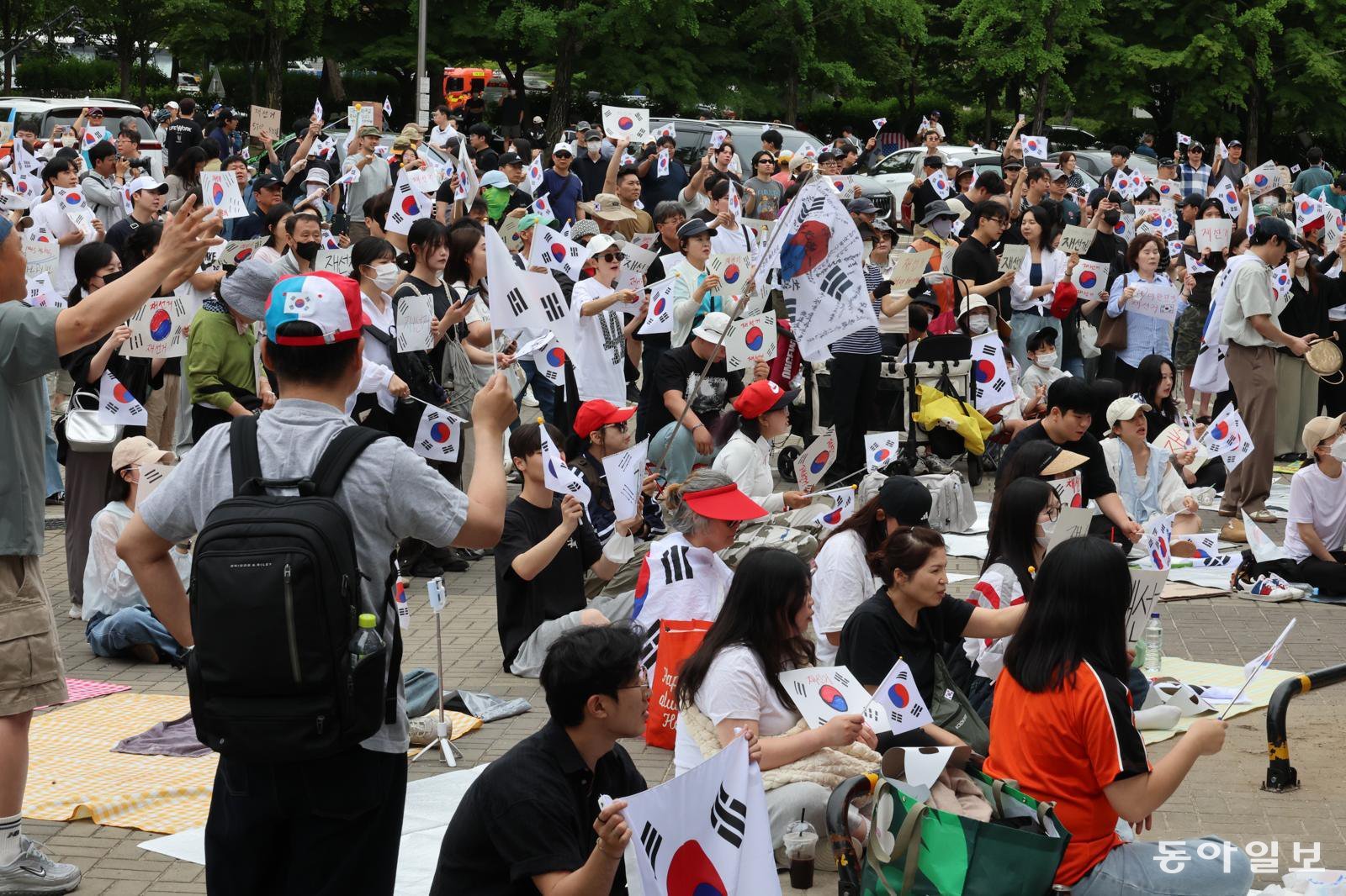 6·3 지방선거 투표용지 부족 사태에 반발한 시민들이 7일 서울 송파구 올림픽공원 핸드볼경기장 개표소 앞에 모여 재선거를 요구하는 구호를 외치고 있다.  전영한 기자 scoopjyh@donga.com