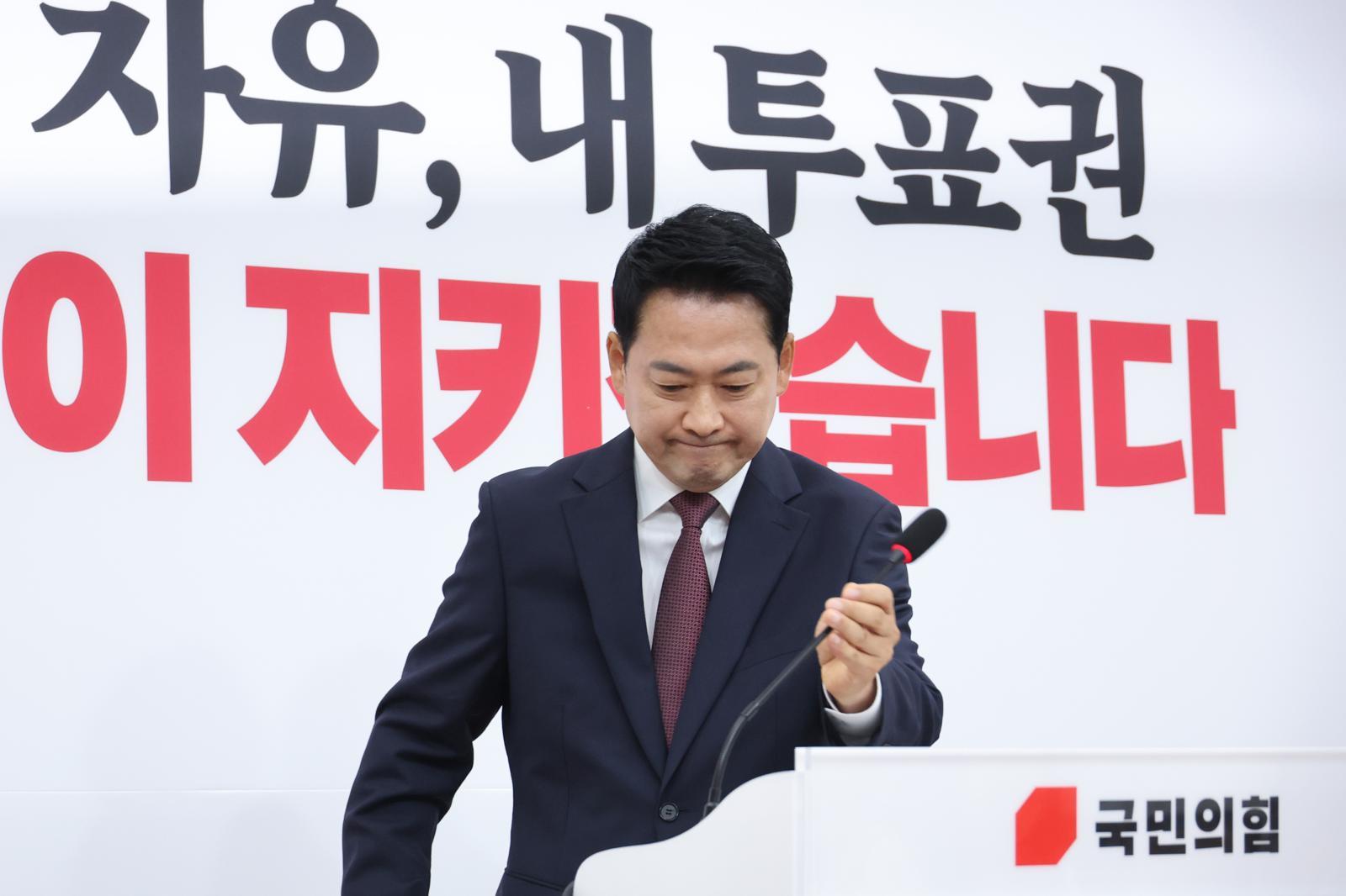 장동혁 국민의힘 대표가 7일 서울 여의도 국회에서 가진 재투표 요구 기자회견을 마친 후 마이크를 치우고 있다. 2026.6.7 뉴스1