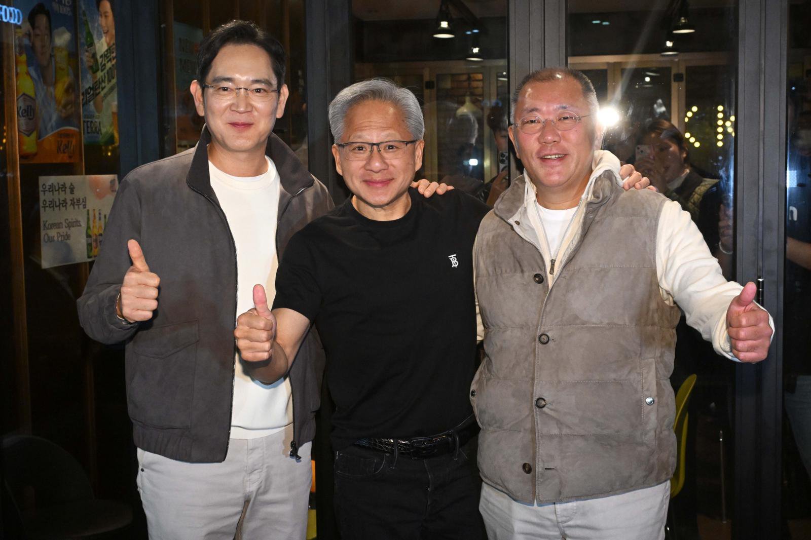 젠슨 황 엔비디아 최고경영자(CEO)가 30일 오후 서울 강남구 삼성역 인근 깐부치킨 매장에서 이재용 삼성그룹 회장, 정의선 현대차그룹 회장과 치킨 회동 후 기념촬영을 하고 있다.(공동취재) 2025.10.30 ⓒ 뉴스1