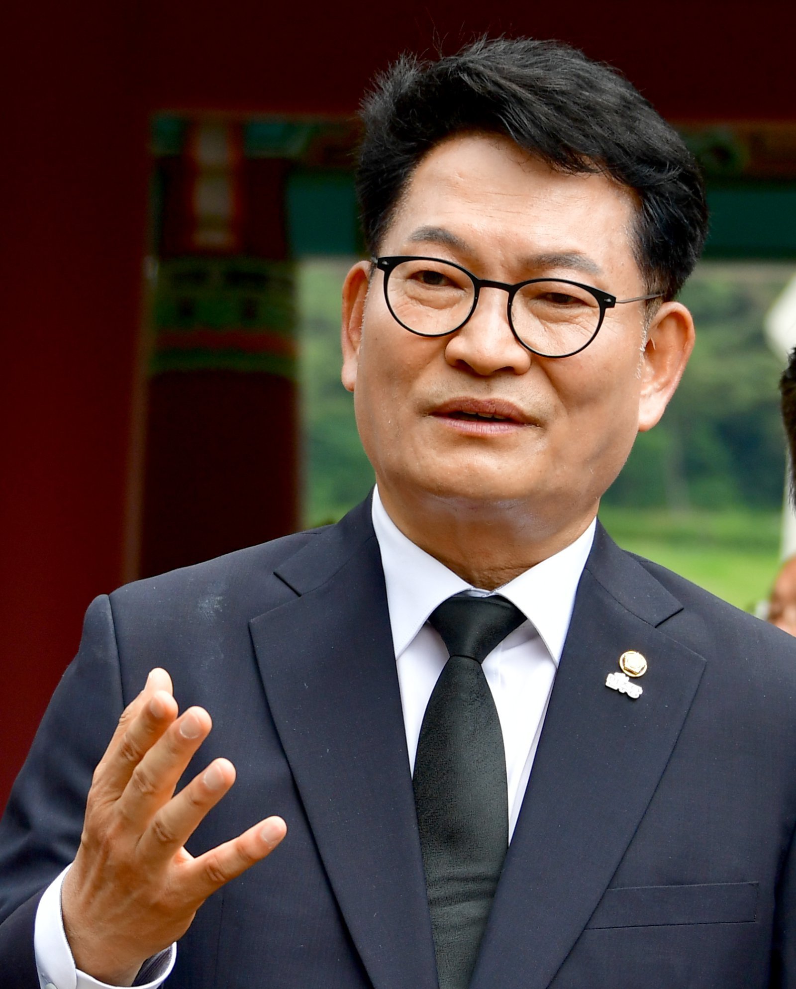 6·3 국회의원 재보선을 통해 국회 재입성한 더불어민주당 송영길 의원이 7일 오전 광주 북구 운정동 국립5·18민주묘지 민주의 문앞에서 기자들의 질문에 답변을 하고 있다.  2026.06.07 광주=뉴시스