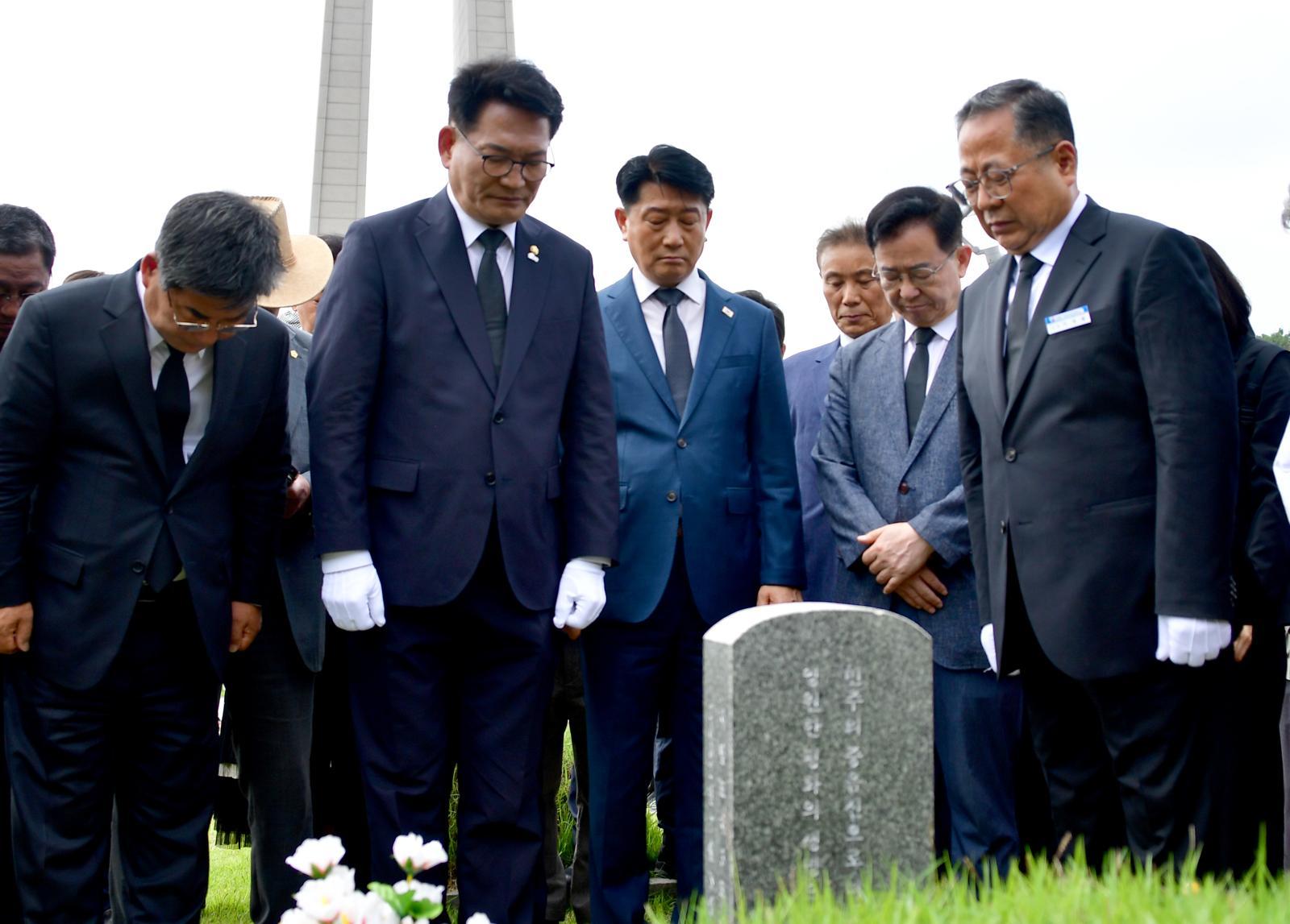 6·3 국회의원 재보선을 통해 국회 재입성한 더불어민주당 송영길 의원이 7일 오전 광주 북구 운정동 국립5·18민주묘지 열사 묘역에서 참배를 하고 있다. 2026.06.07.뉴시스
