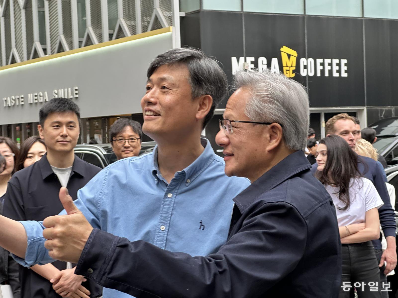 7일 오후 서울 강남구 신논현역 인근에서 장병규 크래프톤 의장(왼쪽)과 젠슨 황 엔비디아 최고경영자(CEO)가 피시방 회동에 앞서 포즈를 취하고 있다.두 사람은 이날 인근 피시방에서 열린 행사에 참석해 K-게임과의 ‘피지컬 AI’ 협력 등 밀착 행보를 이어갔다. 최지원 기자 jwchoi@donga.com