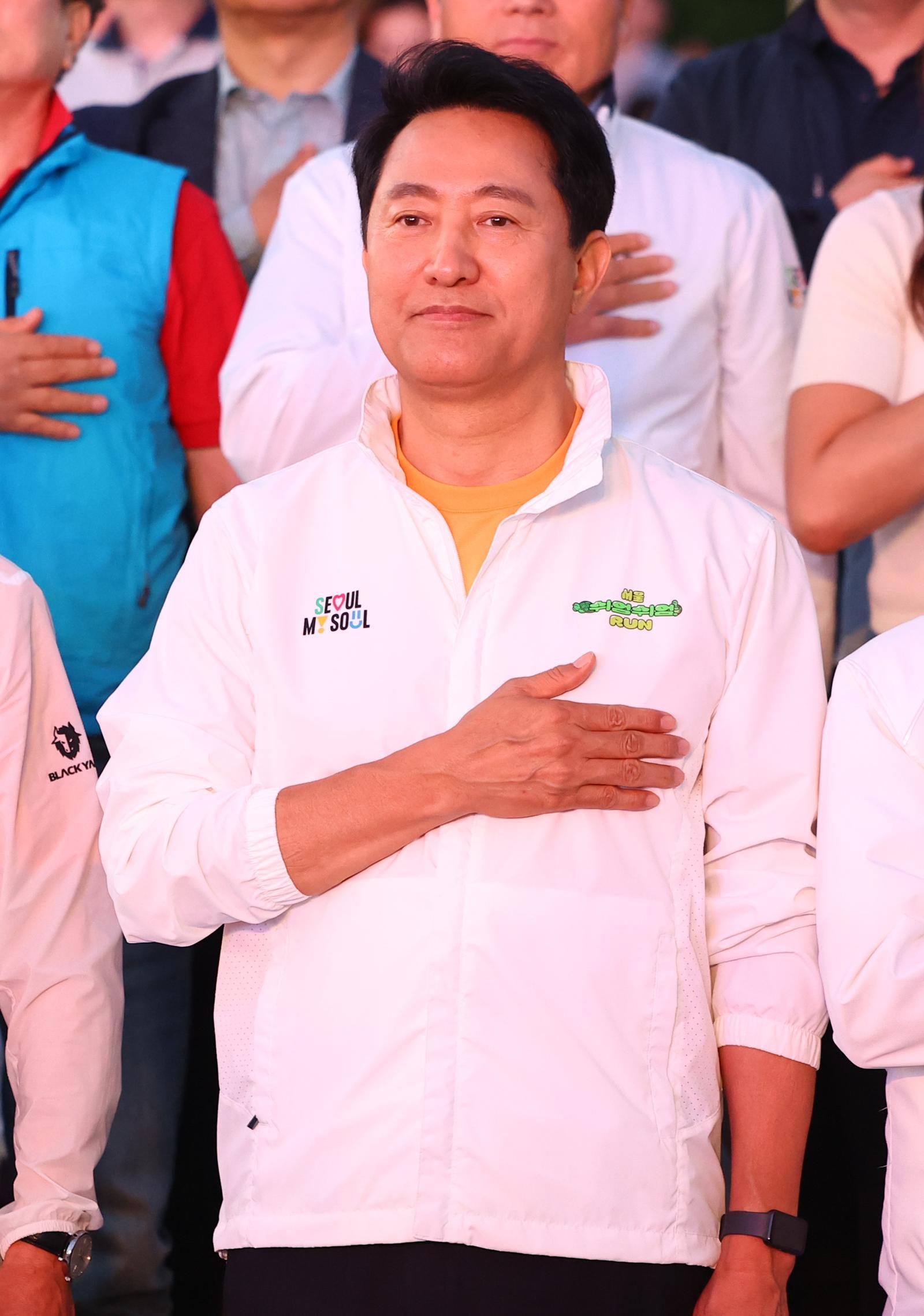 오세훈 서울시장이 5일 오후 서울 광진구 뚝섬한강공원에서 열린 제3회 쉬엄쉬엄 한강 3종 축제 개막식에서 국민의례 하고 있다. 2026.06.05. 서울=뉴시스