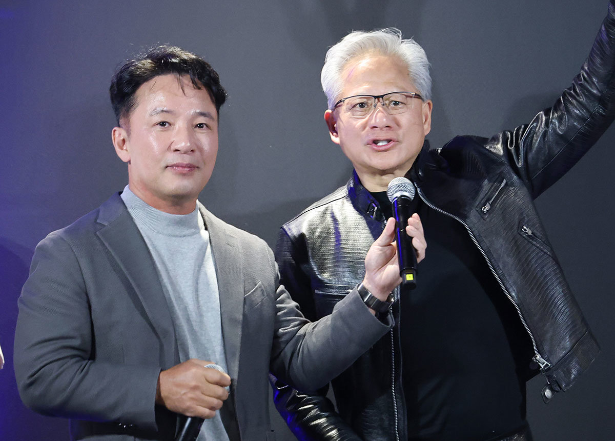젠슨 황 엔비디아 최고경영자(CEO)가 7일 오후 서울 서초구 포털 PC방에서 열린 엔씨소프트 다중접속 역할 수행 게임(MMORPG) ‘아이온2’ 서프라이즈 라이브 행사에서 김택진 엔씨소프트 대표이사와 함께 유저들을 만나고 있다. (공동취재) 2026.6.7