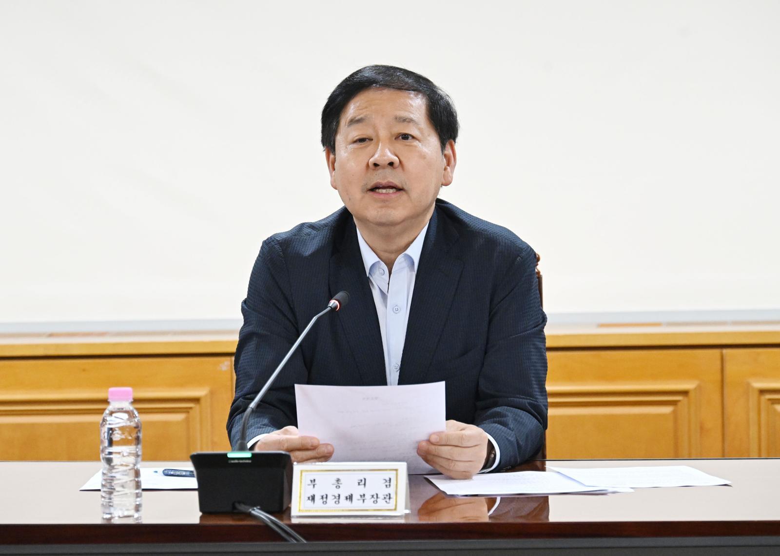 구윤철 긴급 회의…“환율 투기적 거래 엄정 조치”