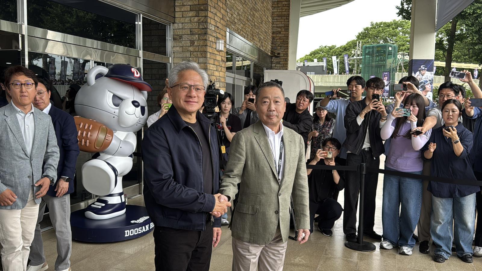 [속보]엔비디아, ‘젠슨황 시구’ 잠실구장에 BBQ 치킨 113마리 주문