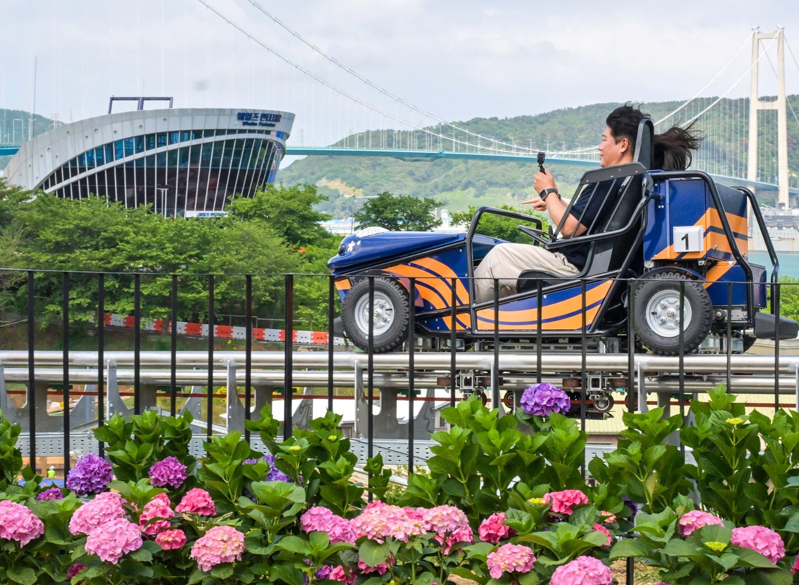 울산대교와 장생포 앞바다를 조망할 수 있는 웨일즈카트는 관람 중심이던 장생포 관광에 체험 요소를 더할 새로운 콘텐츠로 기대를 모으고 있다. 울산 남구 제공