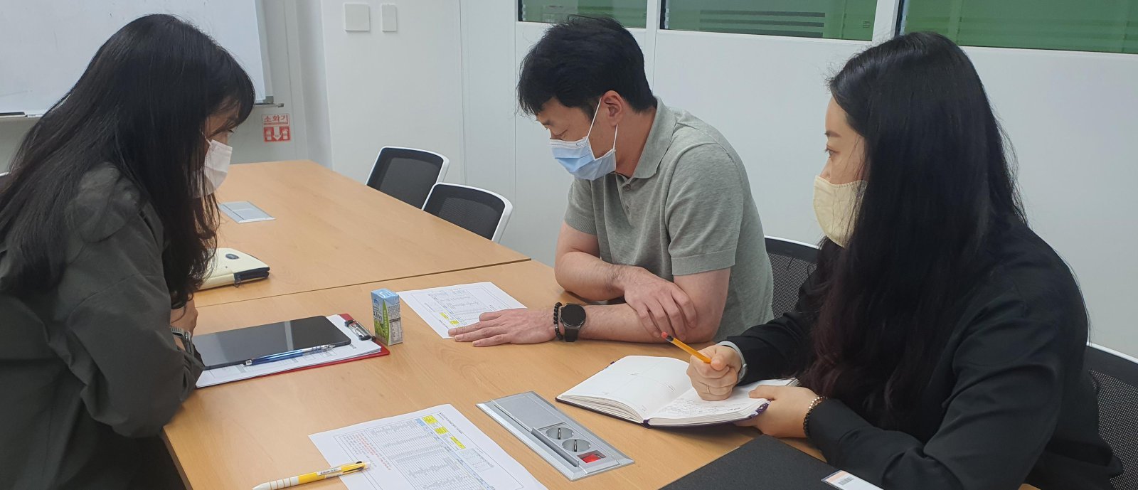 전북도 경제통상진흥원 직원들이 ‘중소기업 성장 사다리 육성 사업’ 지원을 받는 기업을 찾아 기술개발 지원사업 중간 점검을 하고 있다. 전북도 제공