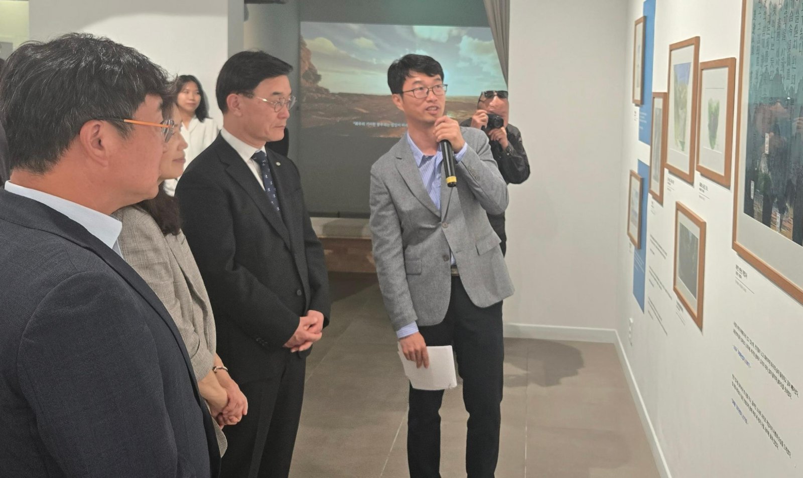 전북 전주시 한옥마을에 있는 하얀 양옥집에서 개최하는 ‘국립공원, 예술로 피어나다’ 특별기획전 개막식에서 참석자들이 작품 설명을 듣고 있다. 국립공원공단 제공