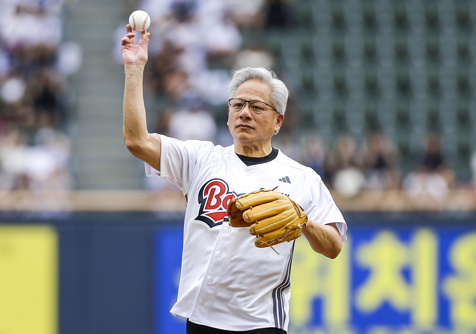 젠슨 황 엔비디아 최고경영자(CEO)가 7일 서울 송파구 잠실야구장에서 열린 2026 신한 SOL KBO리그 KT 위즈 대 두산 베어스의 경기에 앞서 시구를 하고 있다. 뉴시스