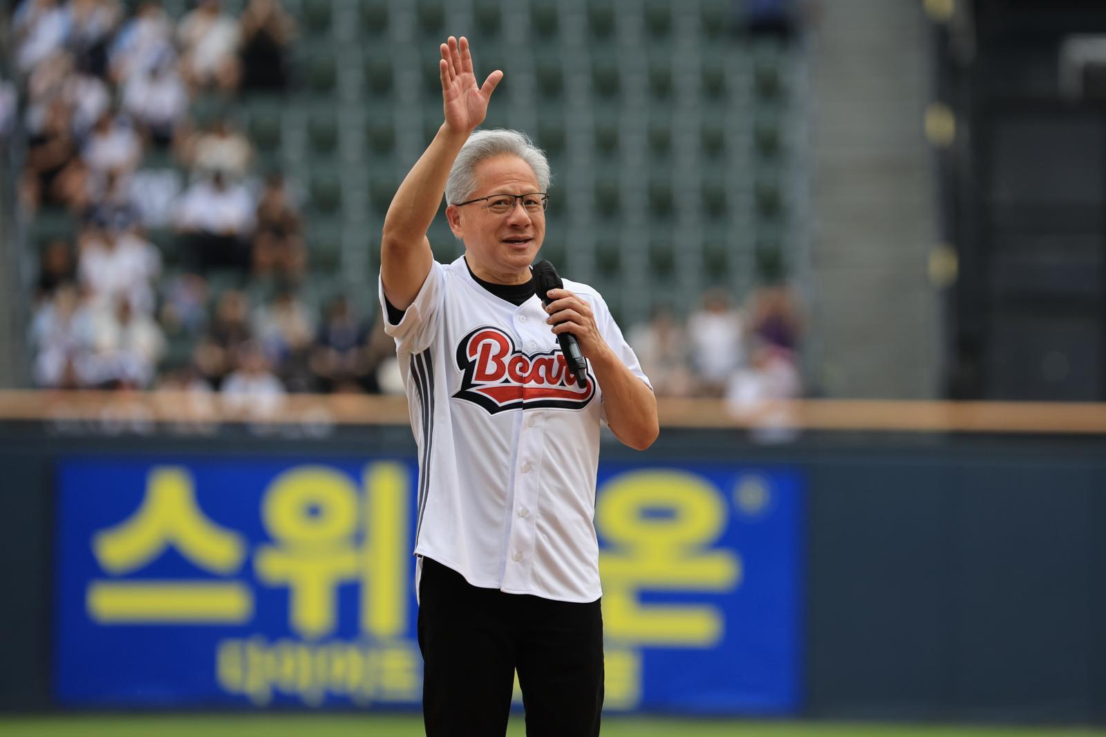 잠실구장에 뜬 젠슨 황 “치맥보다 더 좋은 건 없어”…두산 팬들과 주먹인사도
