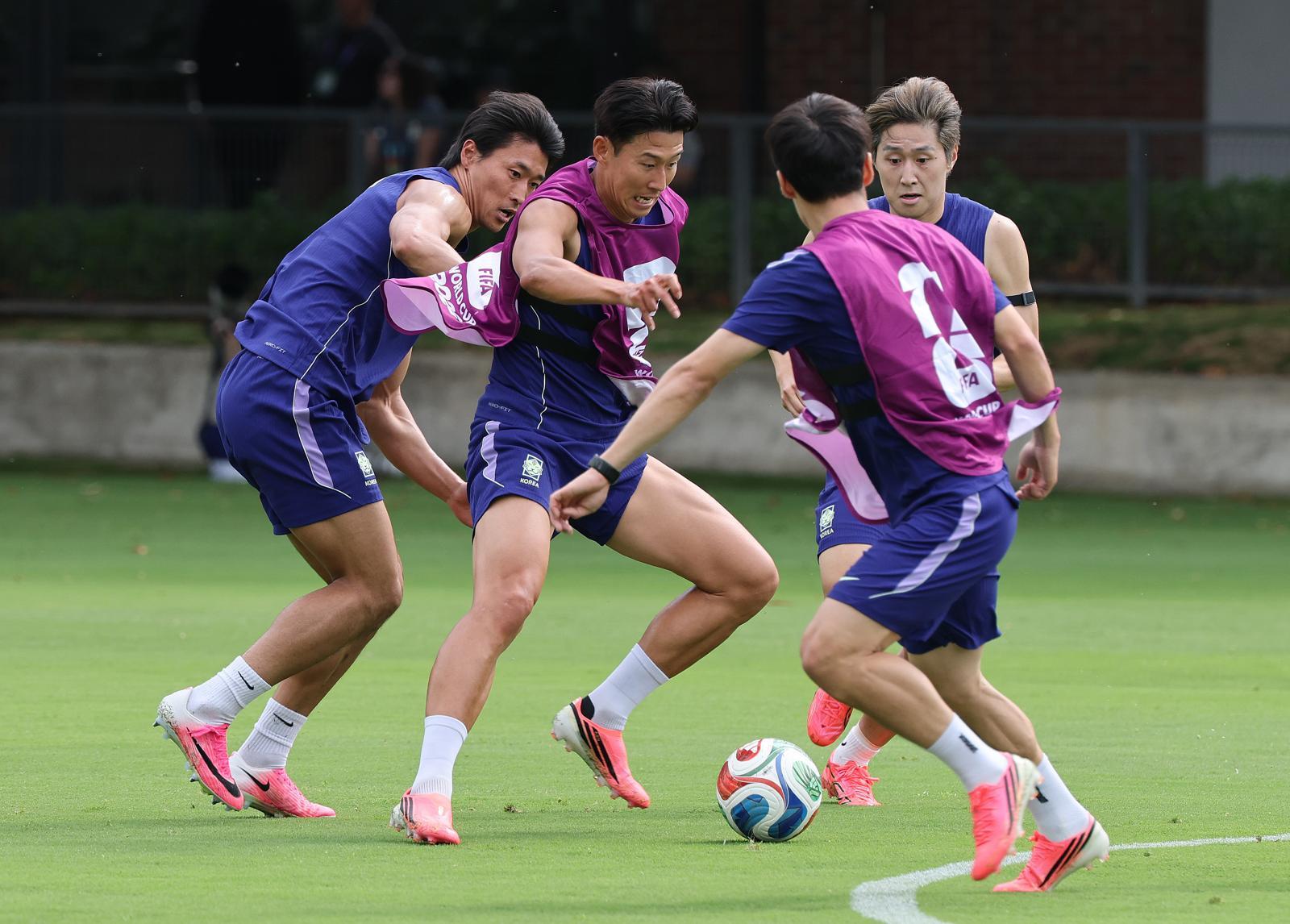 대한민국 축구대표팀 조규성(왼쪽부터), 손흥민, 이강인 등이 6일(현지시간) 멕시코 할리스코 과달라하라에 위치한 ‘치바스 베르데 바예’ 훈련장에서 열린 2026 국제축구연맹(FIFA) 북중미월드컵 피파 커뮤니티 트레이닝(오픈 트레이닝)에서 훈련을 하고 있다. 2026.6.7 ⓒ 뉴스1