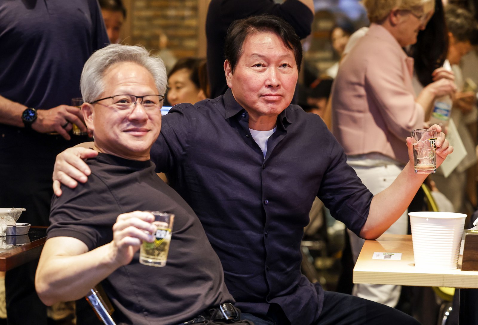 젠슨 황 엔비디아 최고경영자(CEO)가 7일 서울 강남구 깐부치킨 삼성점에서 최태원 SK 회장과 치맥회동을 하고있다. 2026.06.07. 서울=뉴시스