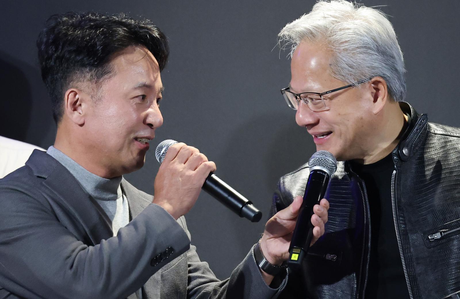 젠슨 황 엔비디아 최고경영자(CEO)가 7일 오후 서울 서초구 포털 PC방에서 열린 엔씨소프트 다중접속 역할 수행 게임(MMORPG) ‘아이온2’ 서프라이즈 라이브 행사에서 김택진 엔씨소프트 대표이사와 함께 유저들을 만나고 있다. (공동취재) 2026.6.7
