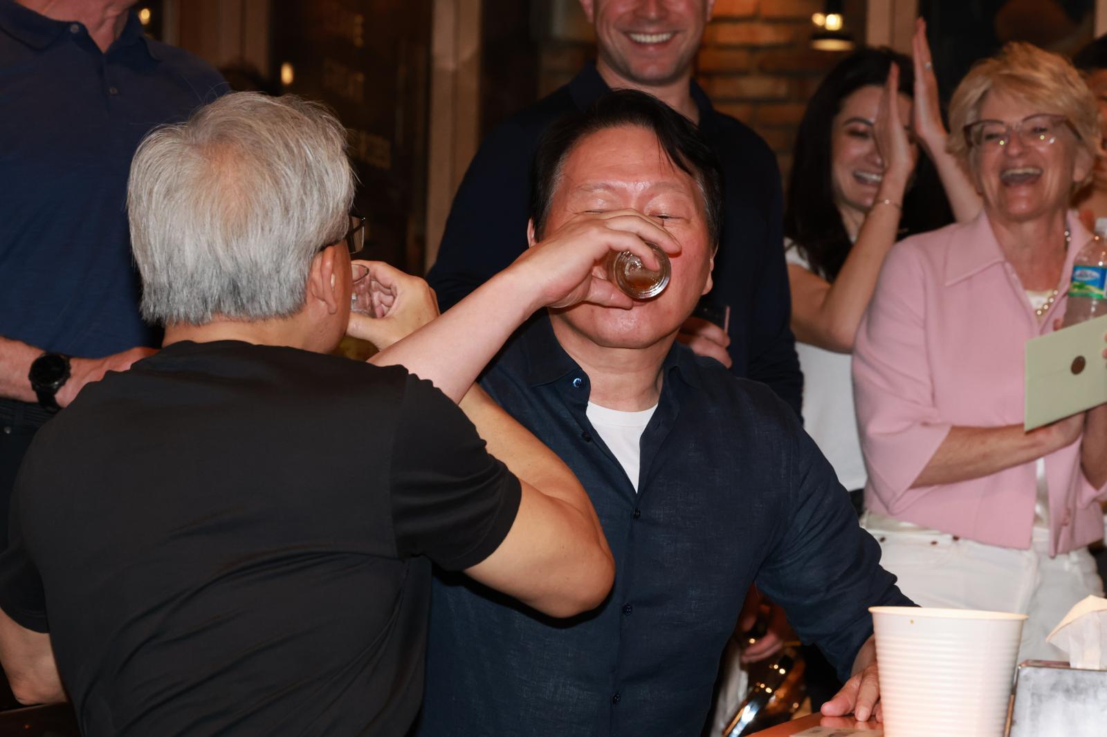 젠슨 황 엔비디아 최고경영자(CEO)와 최태원 SK그룹 회장이 7일 오후 서울 강남구 깐부치킨 삼성점에서 ‘치맥 회동’을 하고 있다. 2026.6.7. 뉴스1