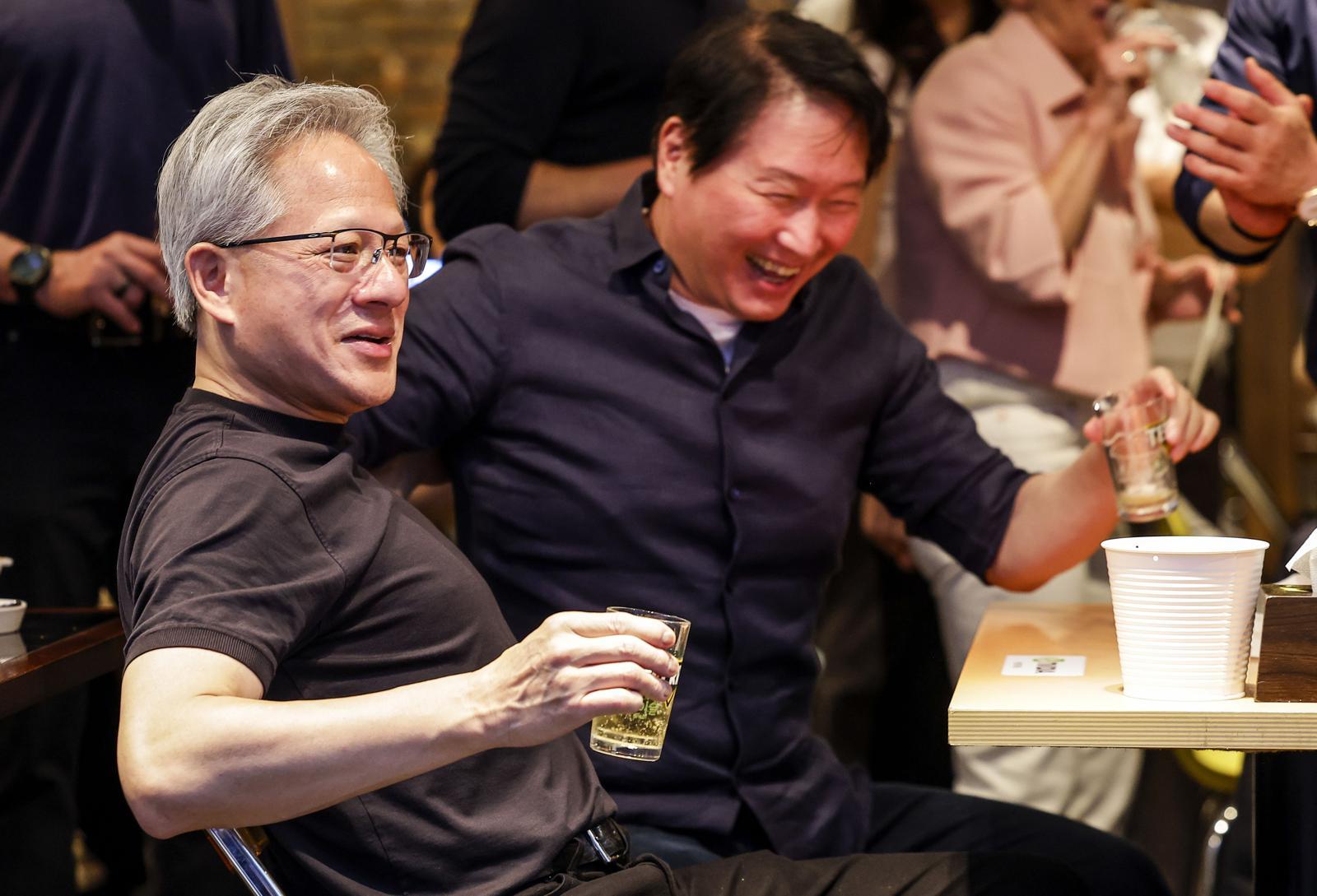 젠슨 황 엔비디아 최고경영자(CEO)가 7일 서울 강남구 깐부치킨 삼성점에서 최태원 SK 회장과 치맥회동을 하고있다. 2026.06.07. 서울=뉴시스