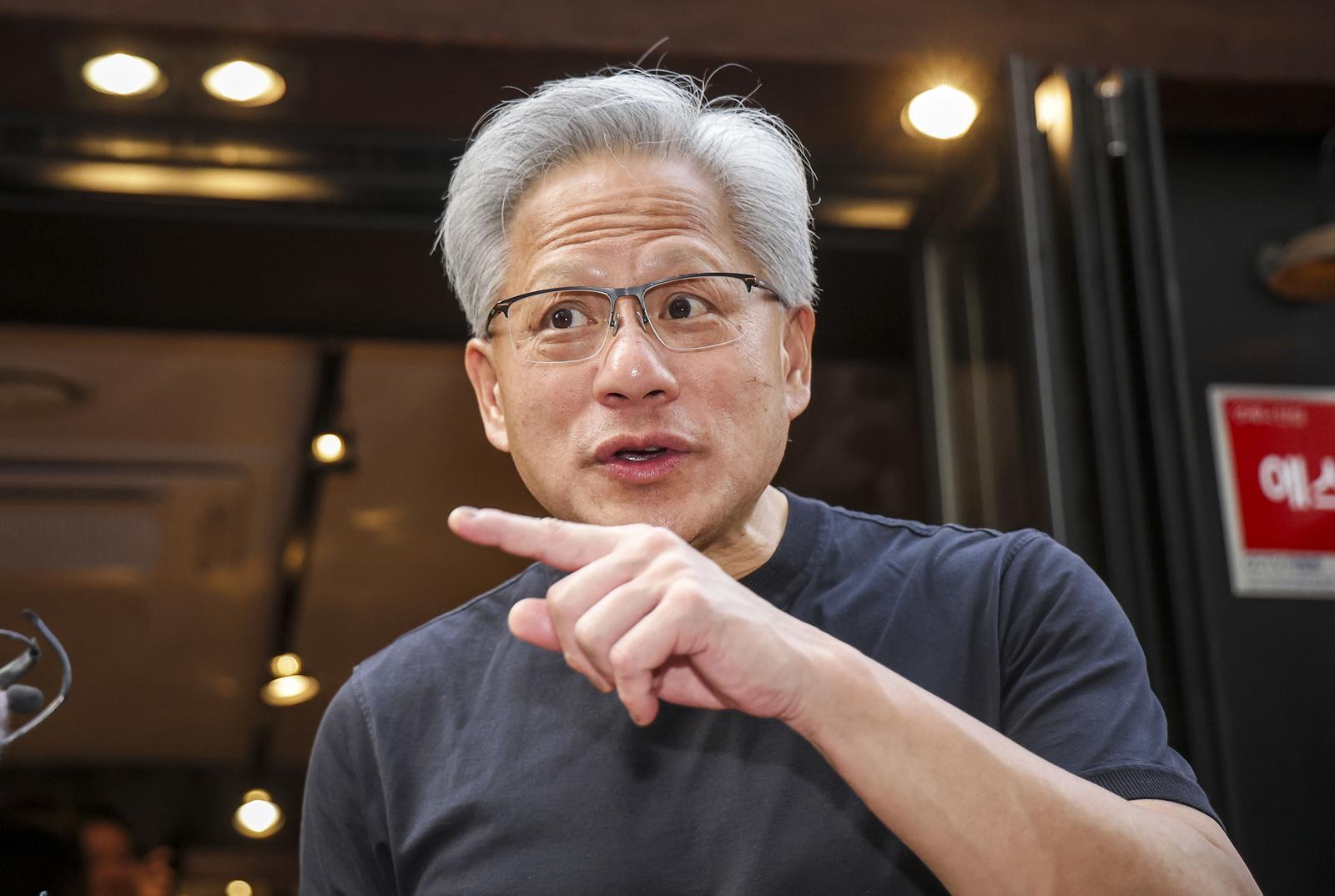 젠슨 황 엔비디아 최고경영자(CEO)가 7일 서울 강남구 깐부치킨 삼성점에서 최태원 SK 회장과 치맥회동 도중 나와 취재진 질문에 답하고 있다. 2026.06.07. 서울=뉴시스