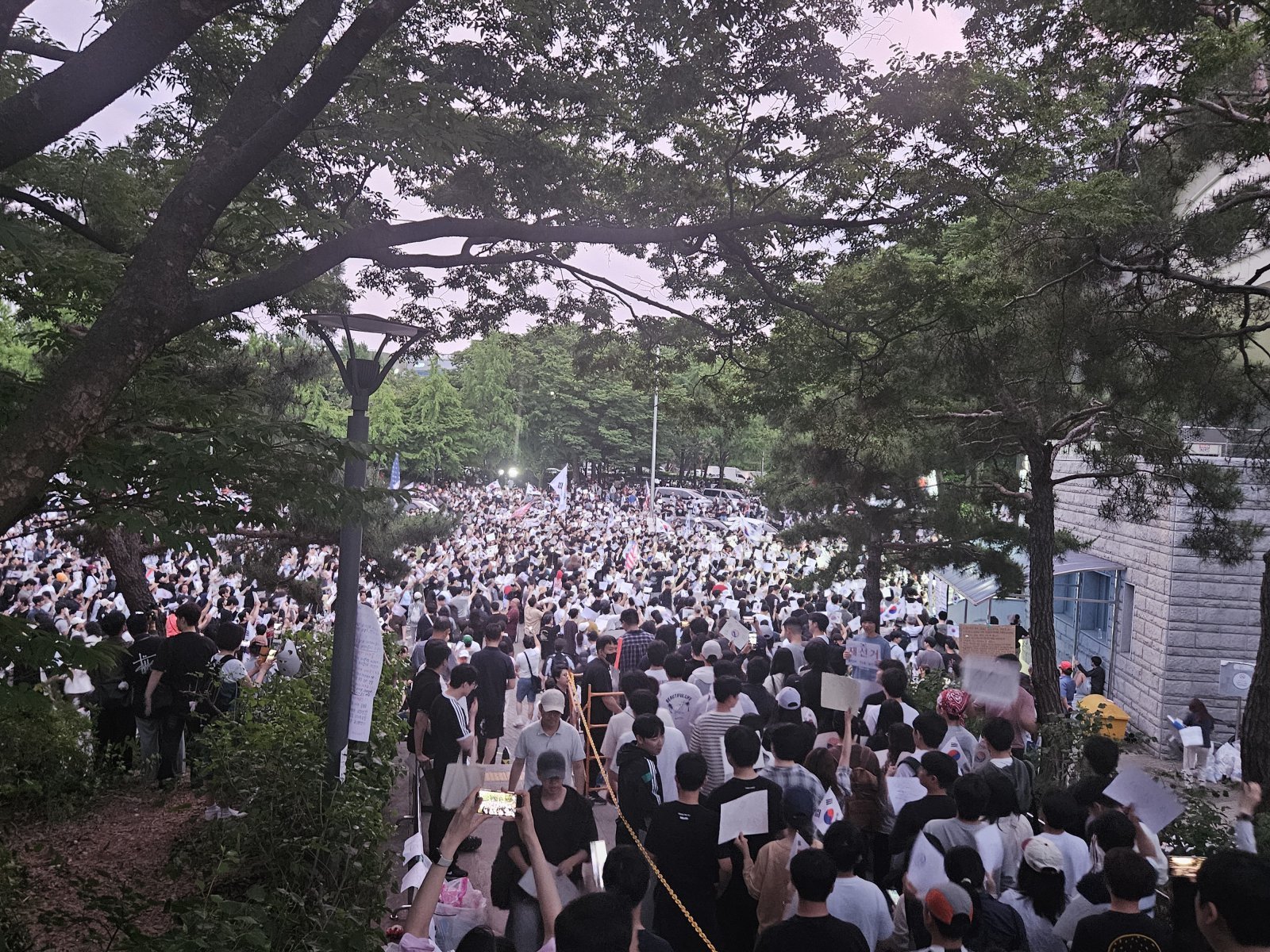 6·3 지방선거 투표용지 부족 사태에 반발한 시민들이 7일 오후 8시쯤 서울 송파구 올림픽공원 핸드볼경기장 개표소 앞에 모여 재선거를 요구하는 구호를 외치고 있다. 2026.6.7 뉴스1